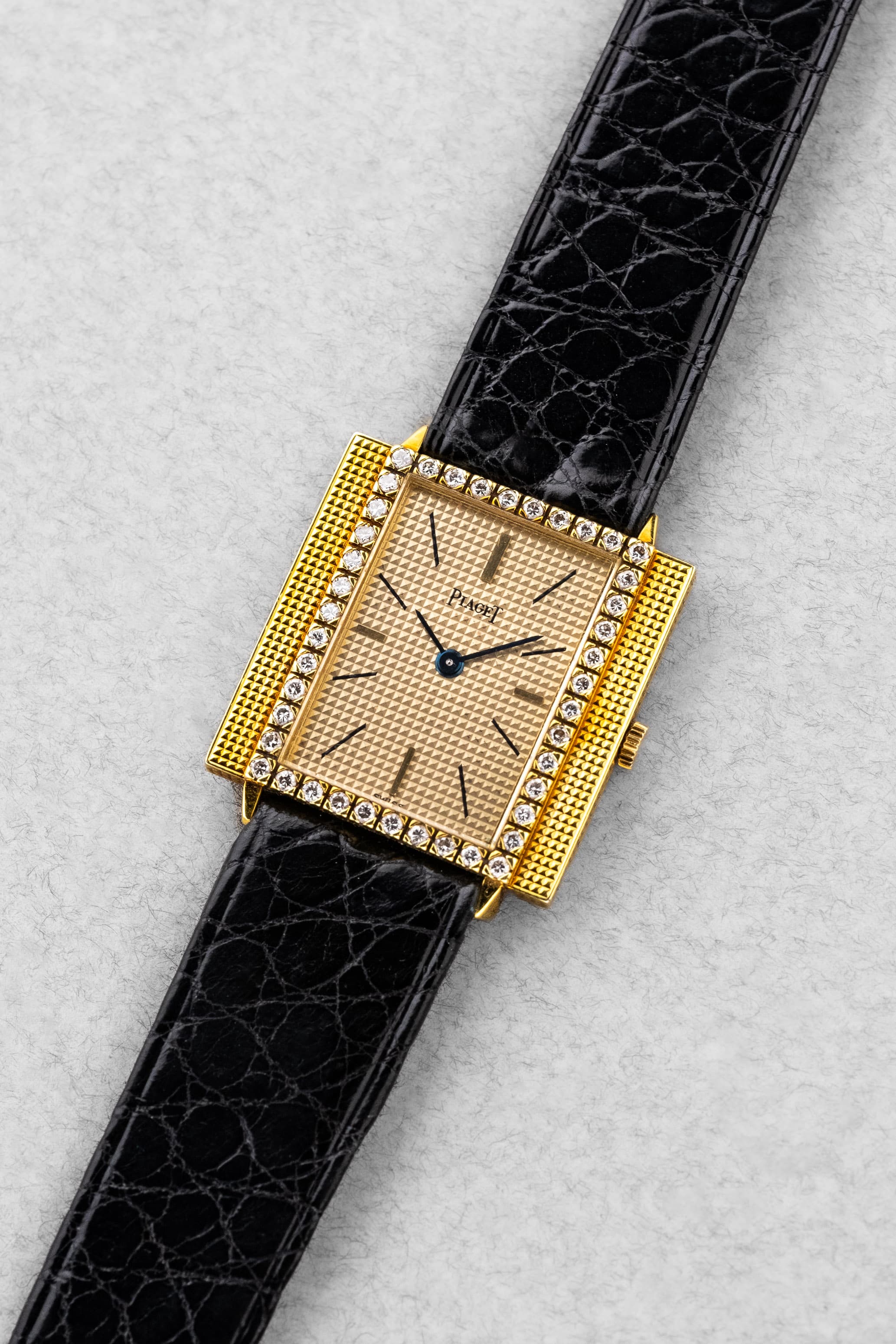 PYHQ-49 Rare Piaget « Clous de Paris » réf. 9222 de 1962 en or jaune et diamants – 45 exemplaires produits - Three Quarters