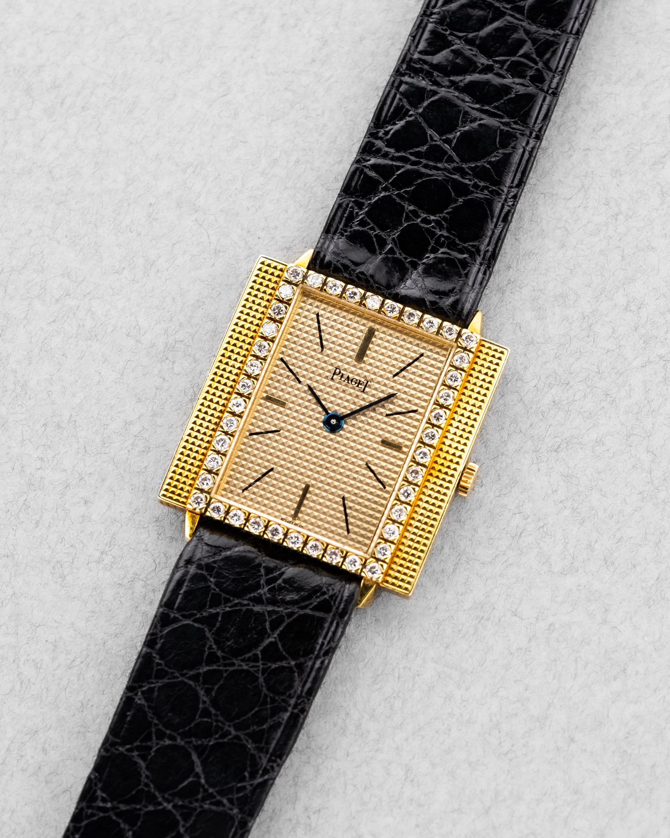 PYHQ-nU Rare Piaget « Clous de Paris » réf. 9222 de 1962 en or jaune et diamants – 45 exemplaires produits - Three Quarters