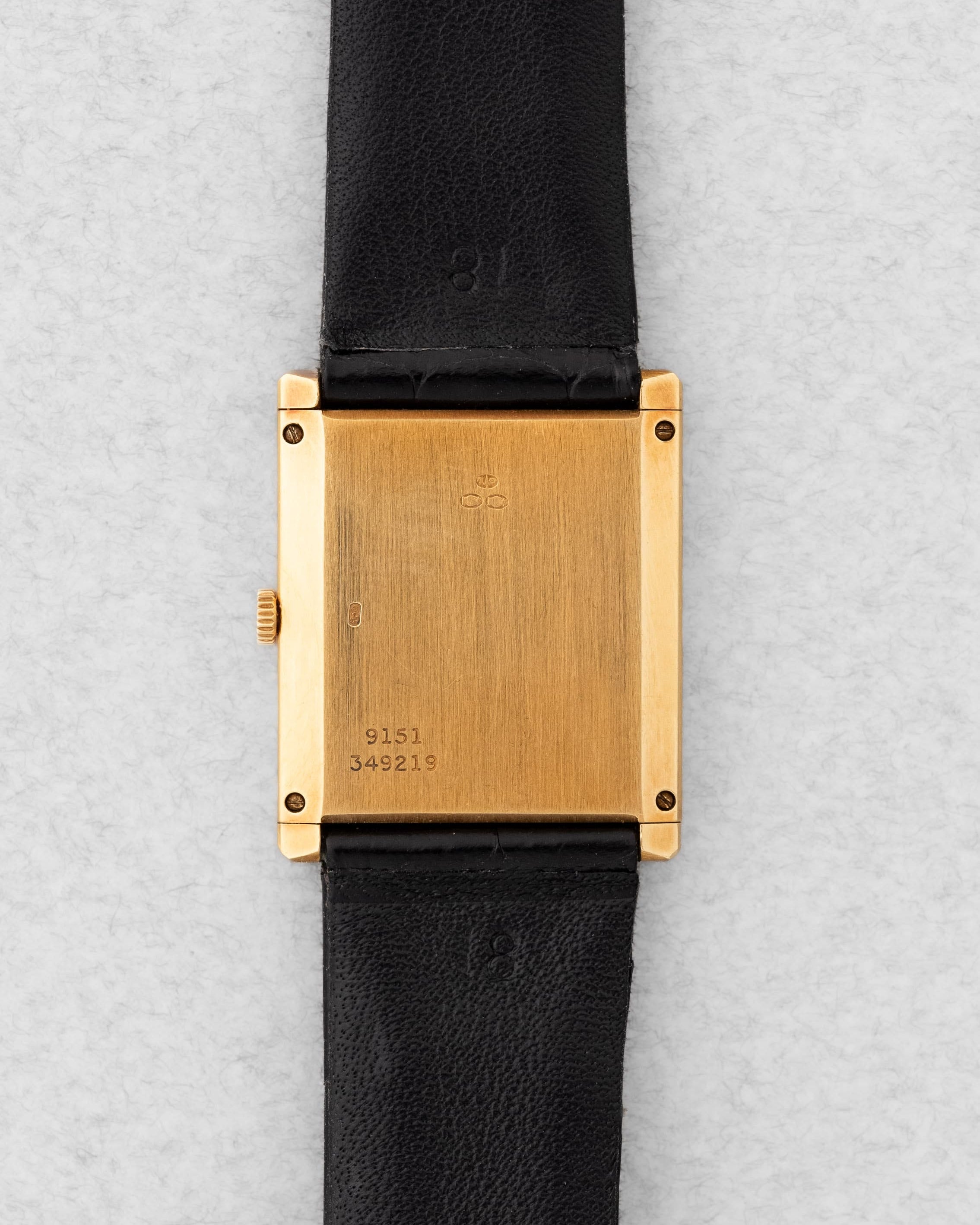 QKMY Rare Piaget « Tank Clous de Paris » réf. 9151 en or jaune et onyx, circa 1975 – Parfaite - Back