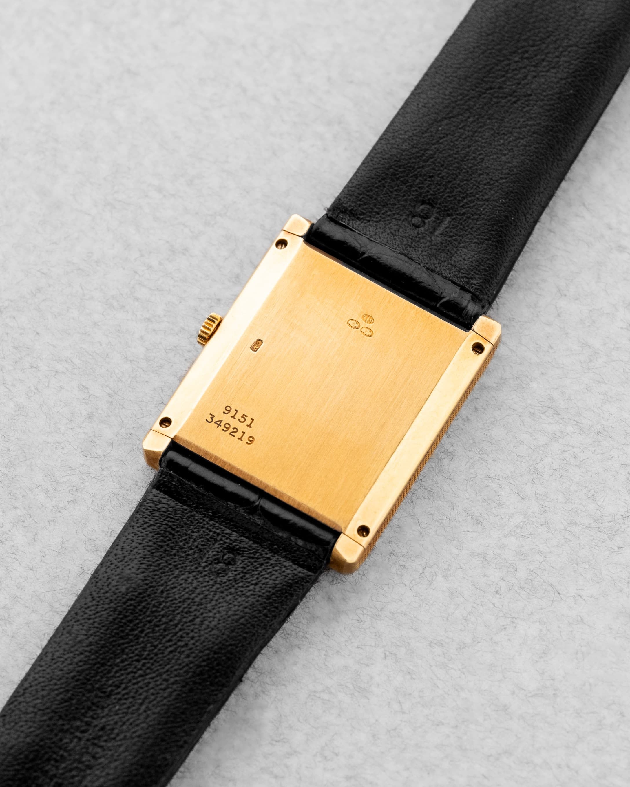 QKMY Rare Piaget « Tank Clous de Paris » réf. 9151 en or jaune et onyx, circa 1975 – Parfaite - Back