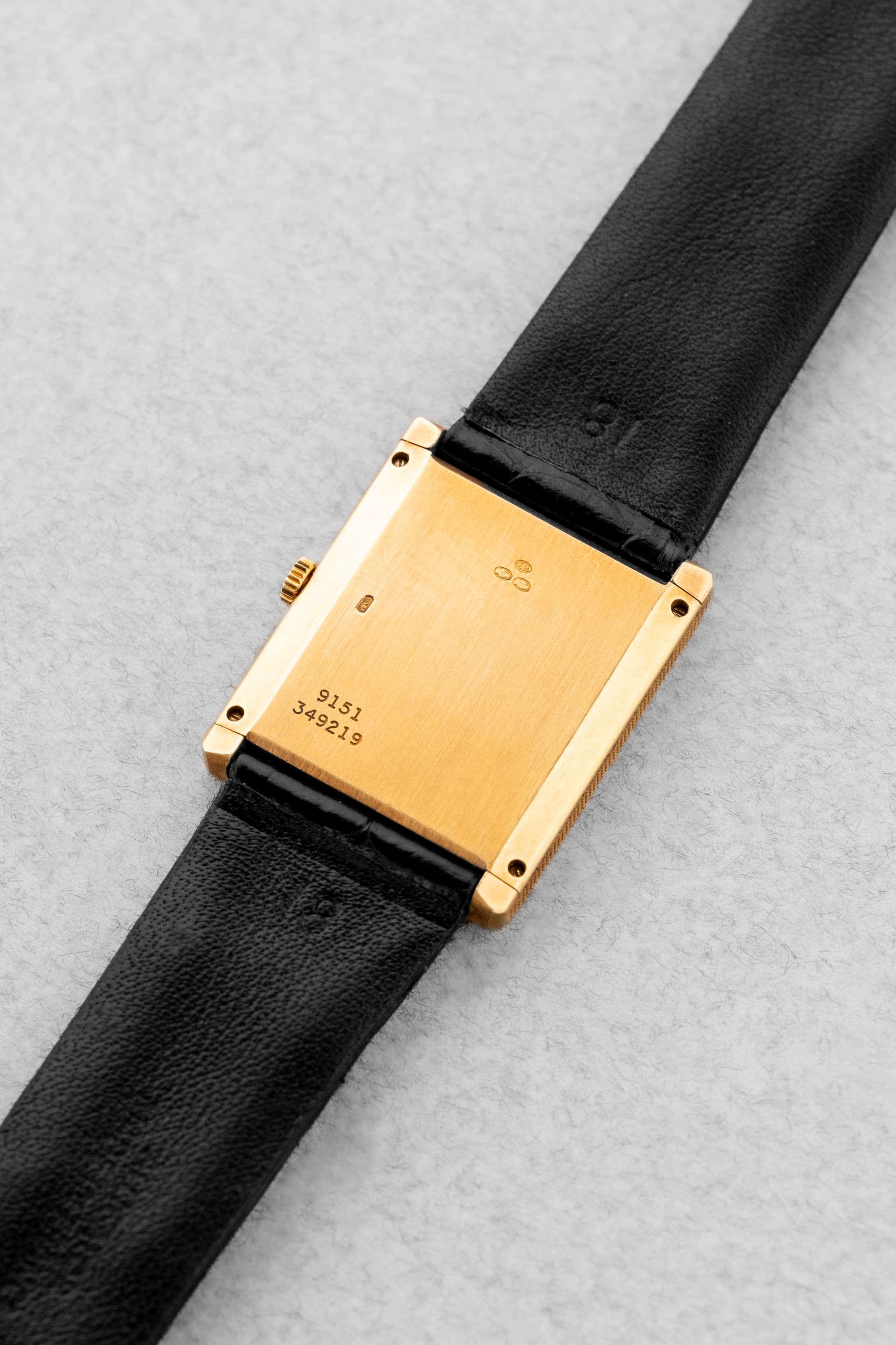 QKMY Rare Piaget « Tank Clous de Paris » réf. 9151 en or jaune et onyx, circa 1975 – Parfaite - Back