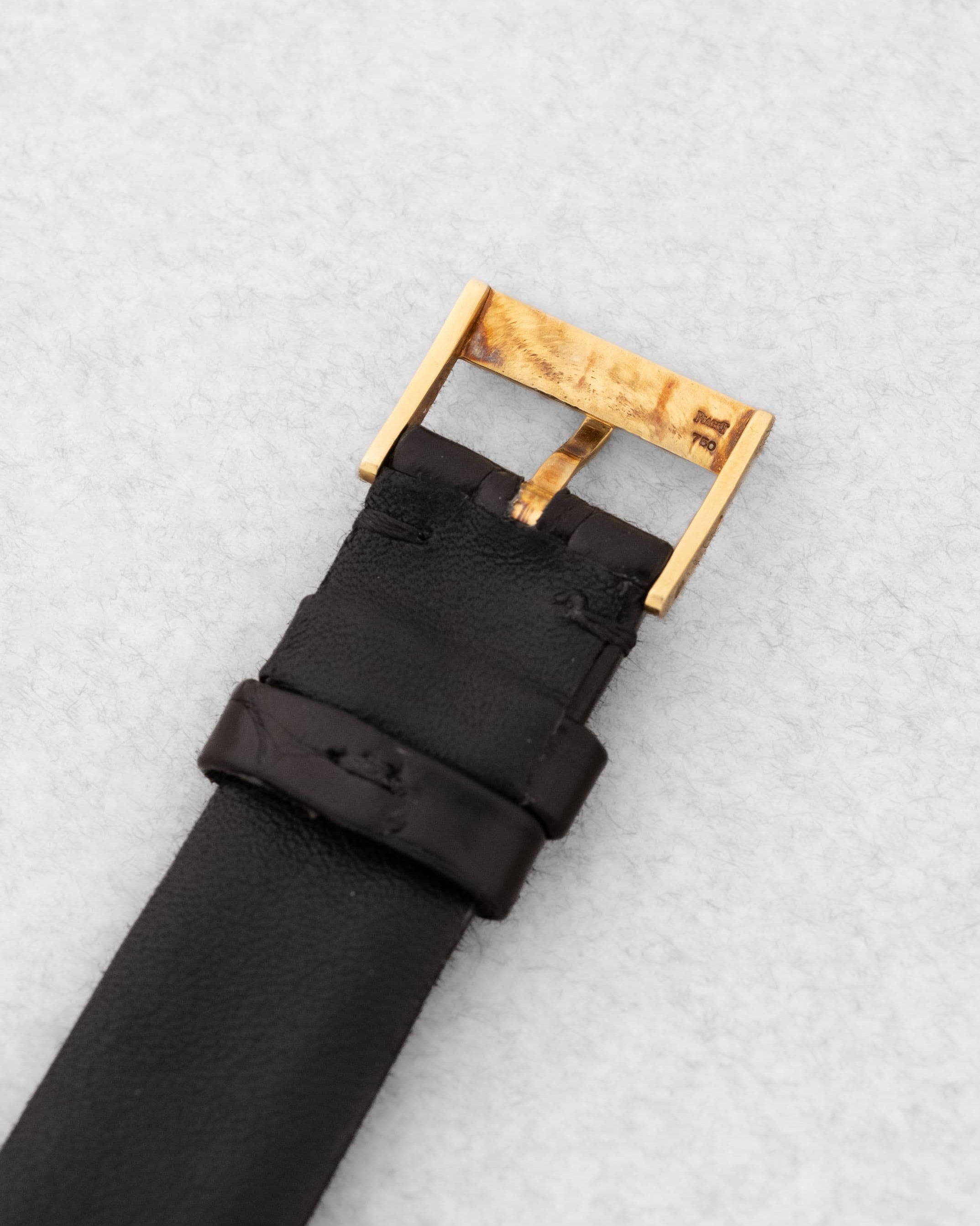 QKMY Rare Piaget « Tank Clous de Paris » réf. 9151 en or jaune et onyx, circa 1975 – Parfaite - Buckle Inside