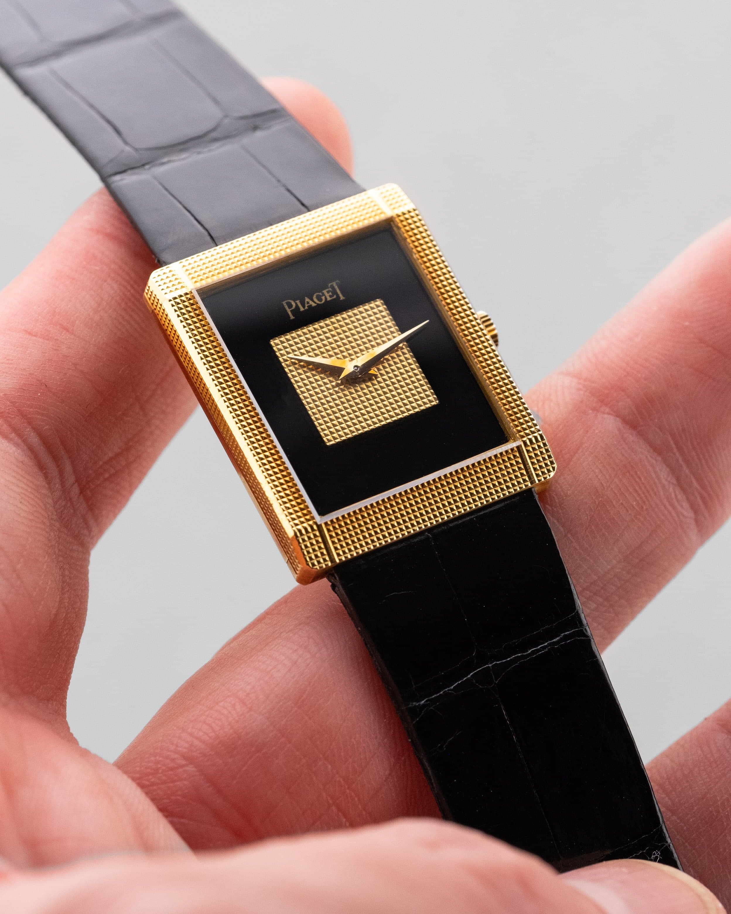 QKMY Rare Piaget « Tank Clous de Paris » réf. 9151 en or jaune et onyx, circa 1975 – Parfaite - Dial