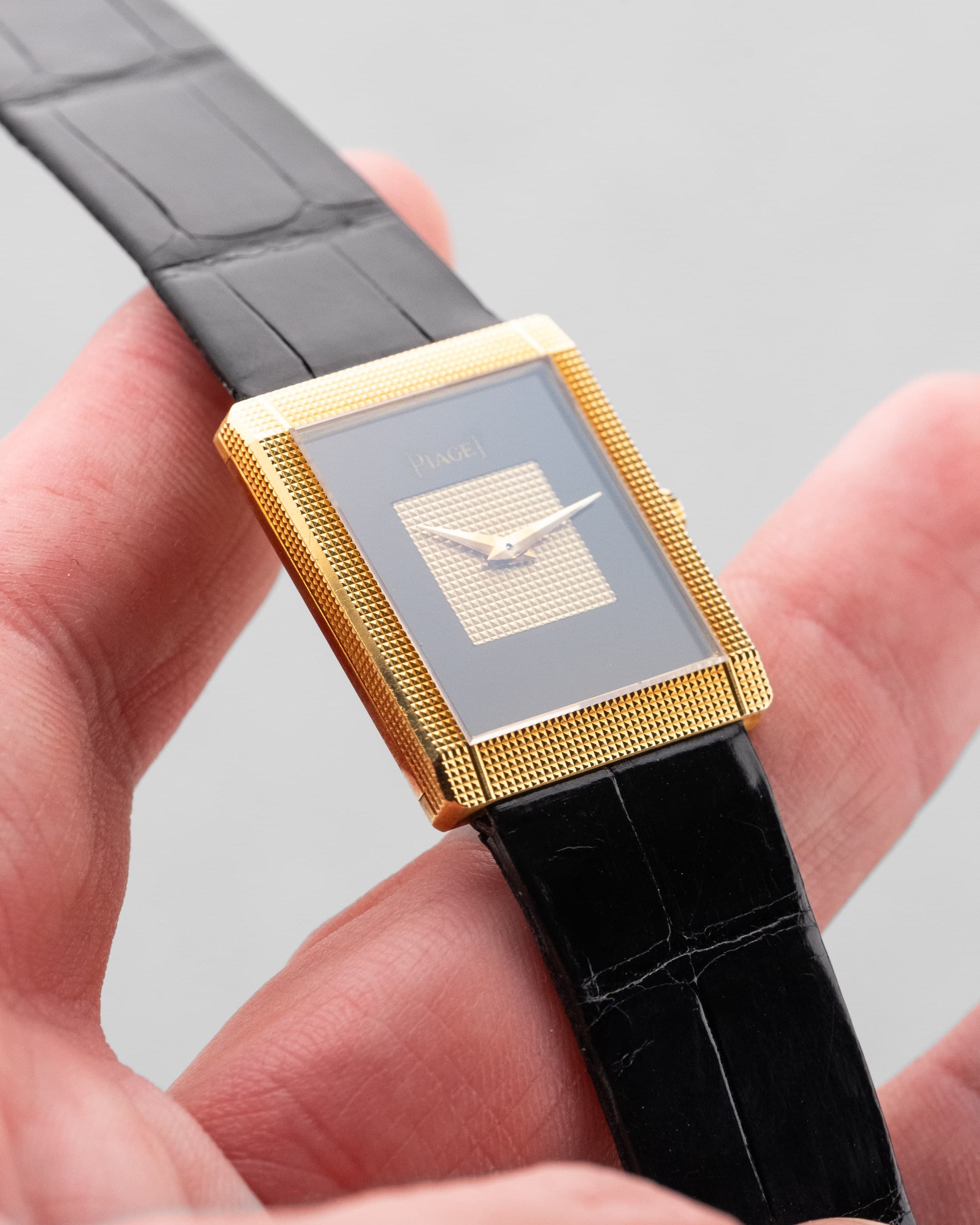 QKMY Rare Piaget « Tank Clous de Paris » réf. 9151 en or jaune et onyx, circa 1975 – Parfaite - Feature