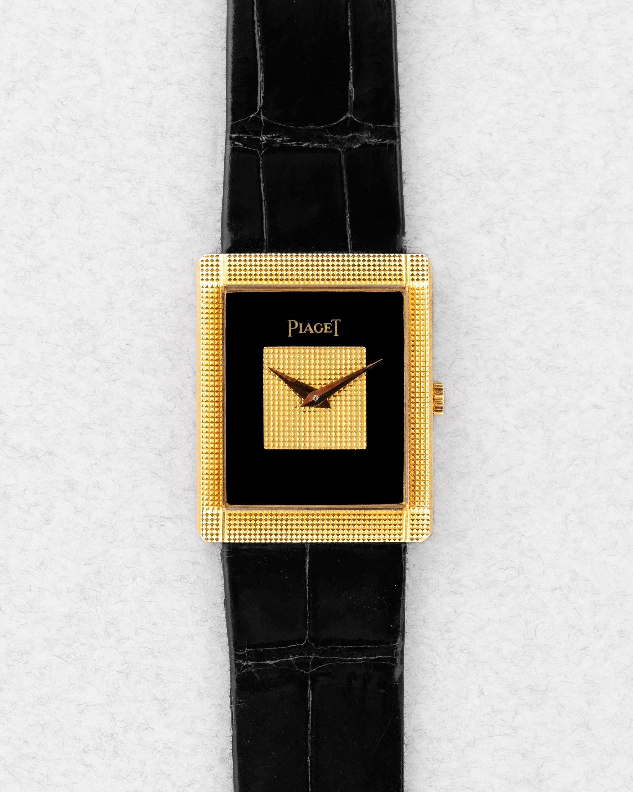 QKMY Rare Piaget « Tank Clous de Paris » réf. 9151 en or jaune et onyx, circa 1975 – Parfaite - Front