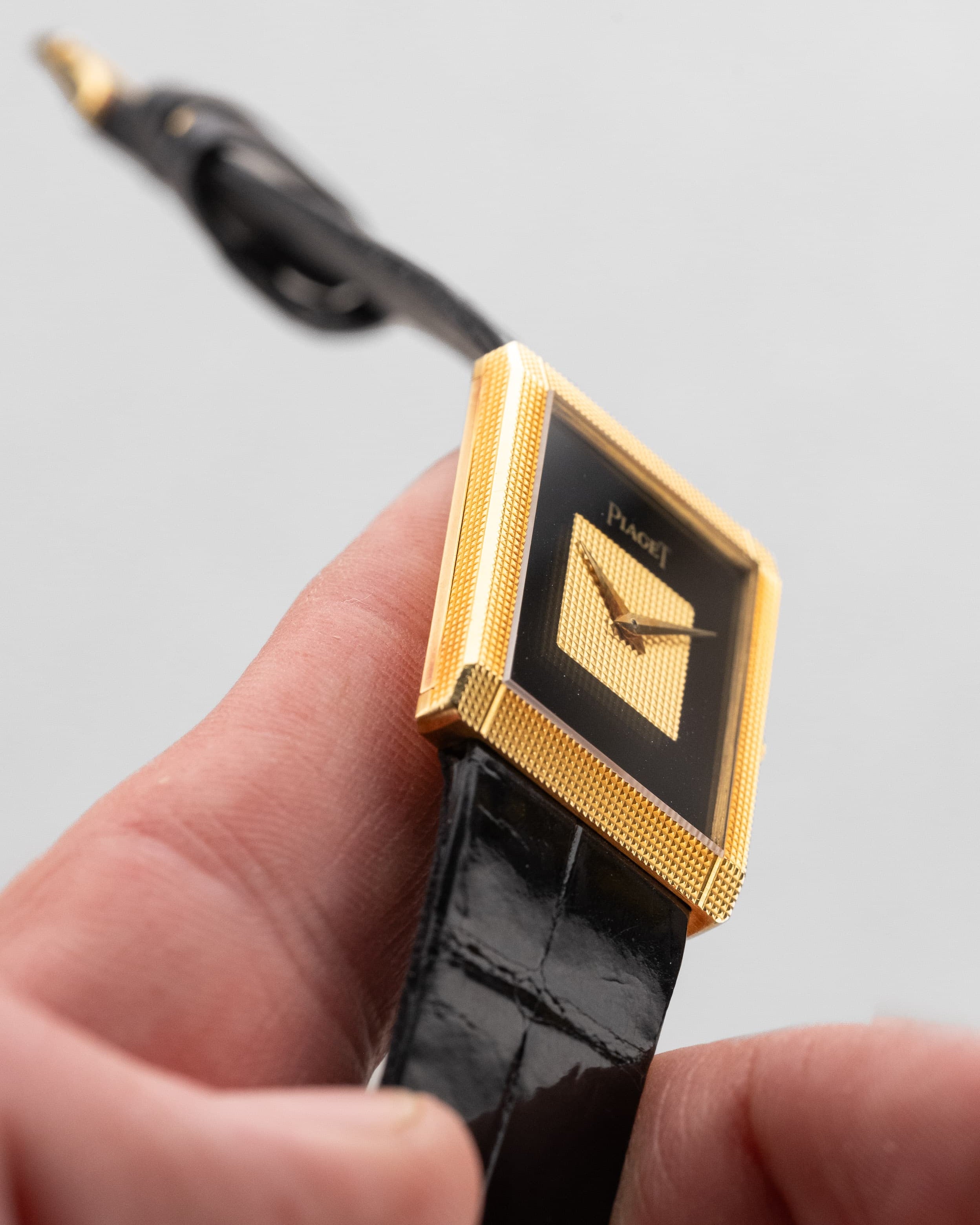 QKMY Rare Piaget « Tank Clous de Paris » réf. 9151 en or jaune et onyx, circa 1975 – Parfaite - Left side