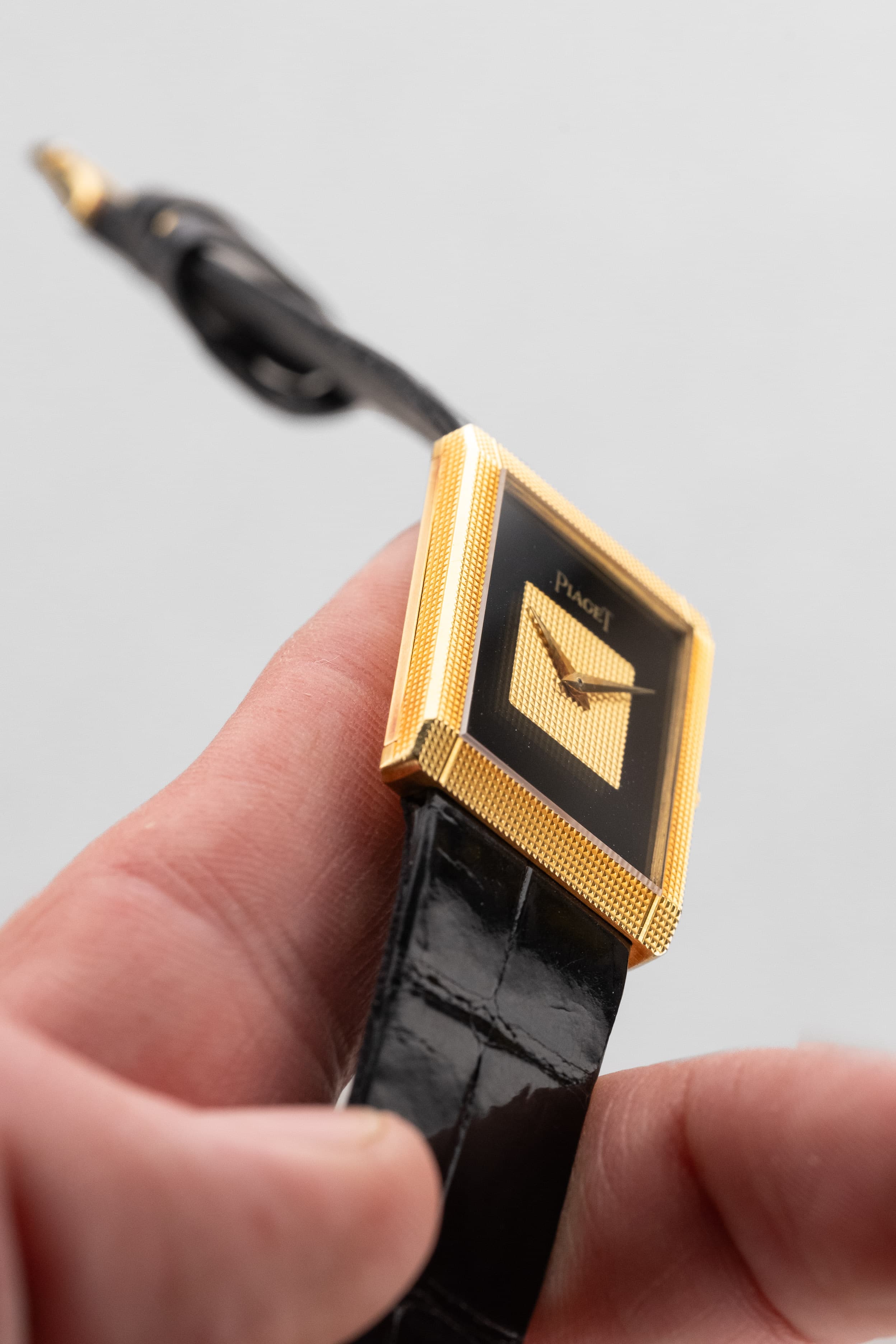 QKMY Rare Piaget « Tank Clous de Paris » réf. 9151 en or jaune et onyx, circa 1975 – Parfaite - Left side