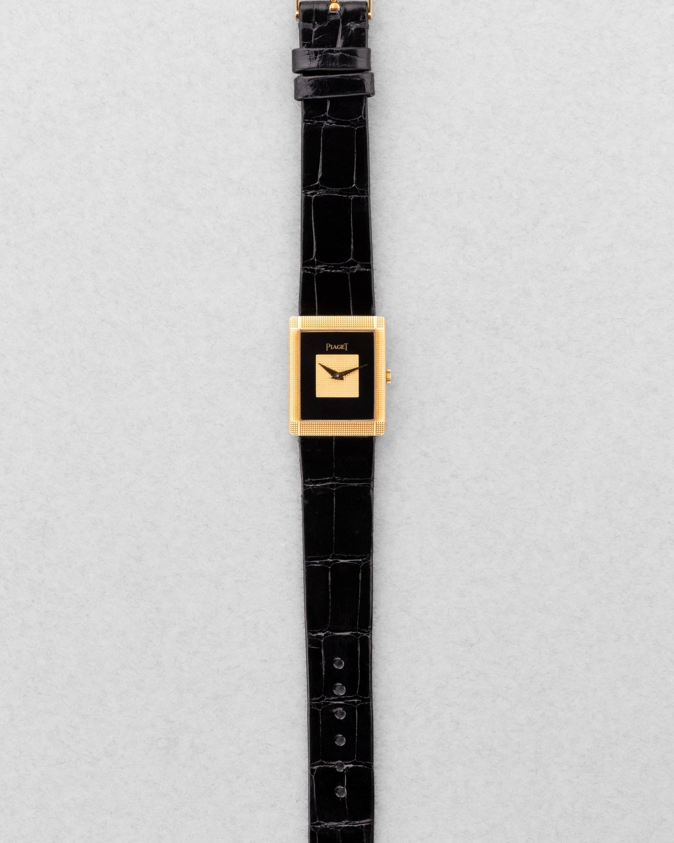 QKMY Rare Piaget « Tank Clous de Paris » réf. 9151 en or jaune et onyx, circa 1975 – Parfaite - Overview