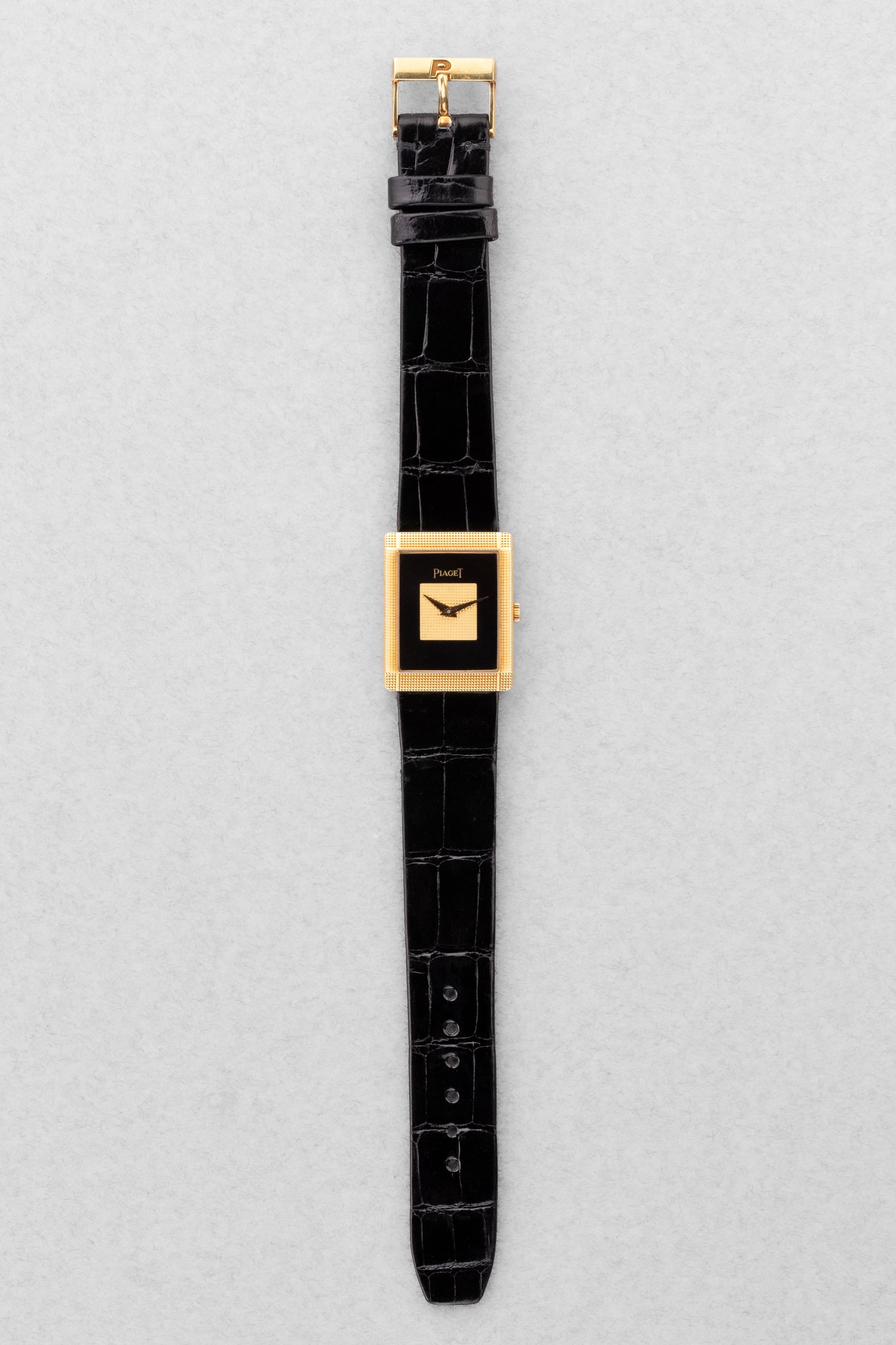 QKMY Rare Piaget « Tank Clous de Paris » réf. 9151 en or jaune et onyx, circa 1975 – Parfaite - Overview