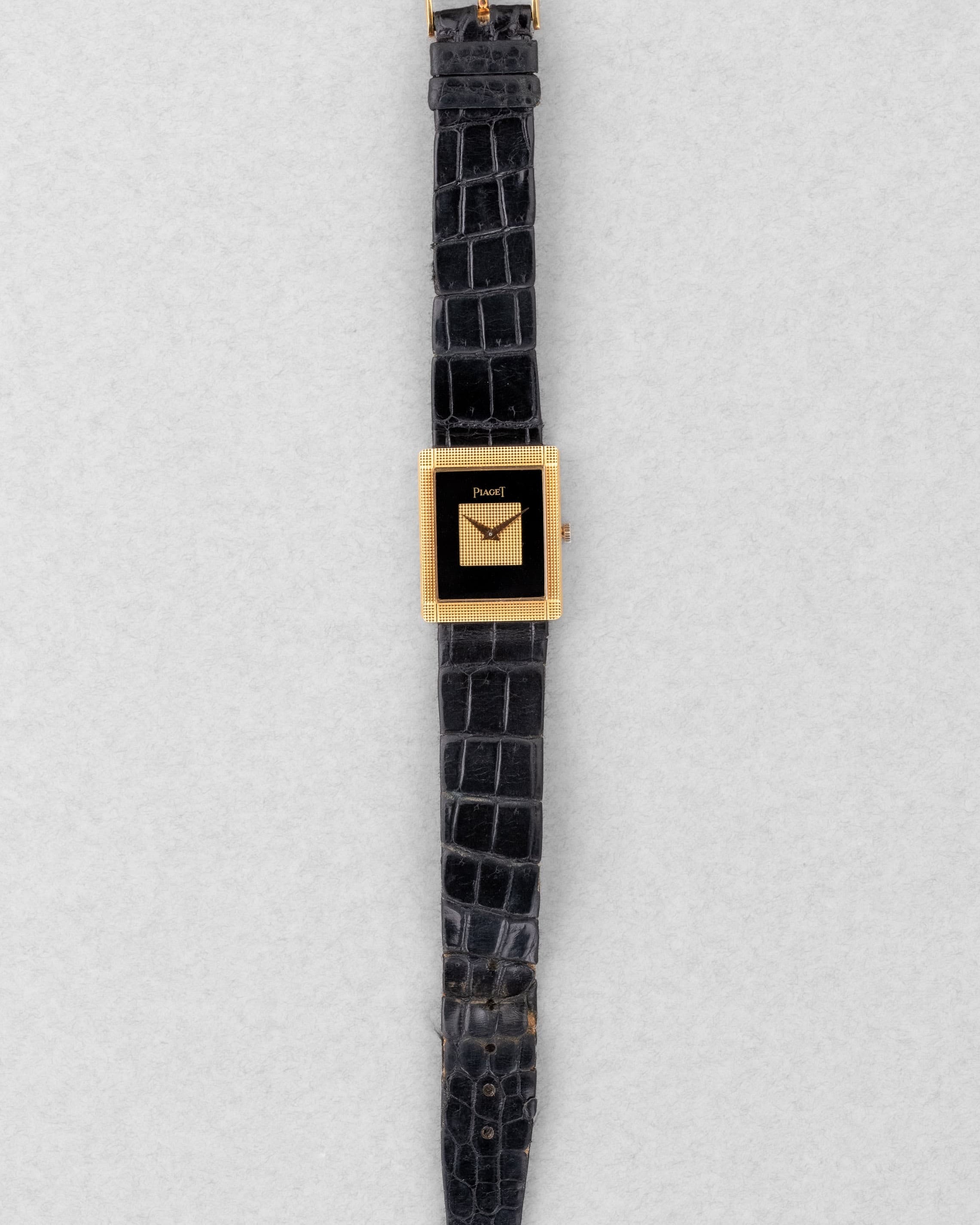 QKMY Rare Piaget « Tank Clous de Paris » réf. 9151 en or jaune et onyx, circa 1975 – Parfaite - Overview