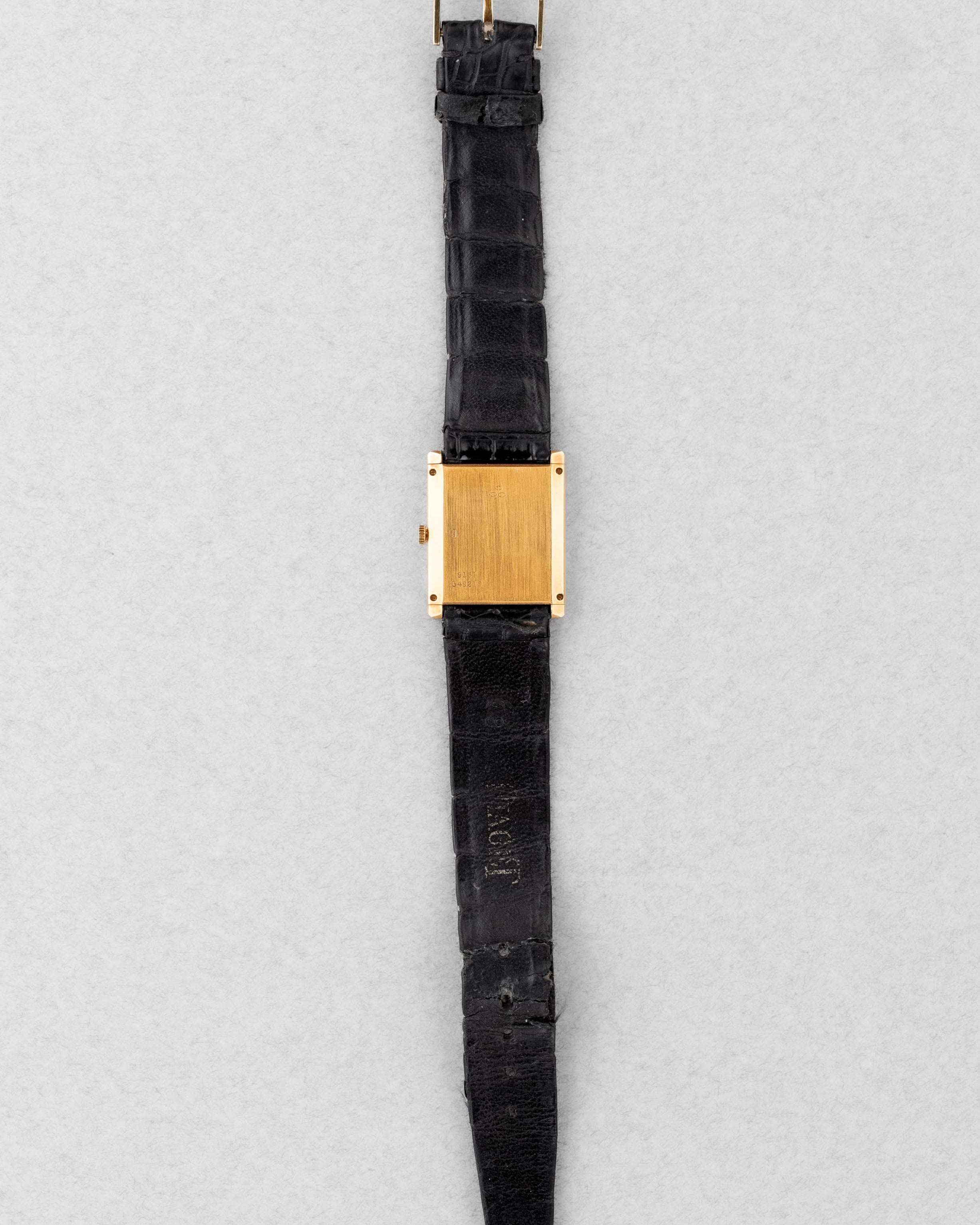 QKMY Rare Piaget « Tank Clous de Paris » réf. 9151 en or jaune et onyx, circa 1975 – Parfaite - Overview