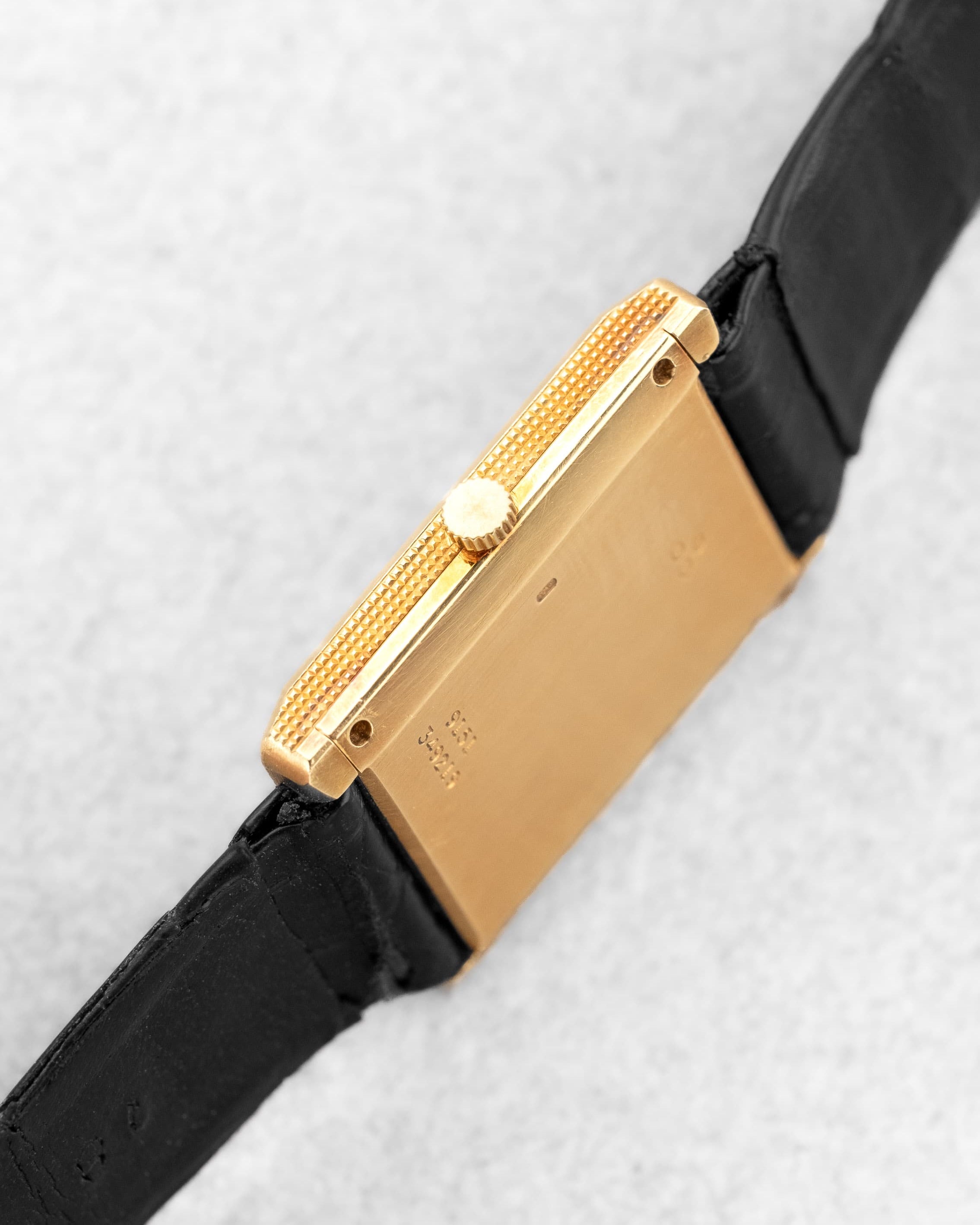 QKMY Rare Piaget « Tank Clous de Paris » réf. 9151 en or jaune et onyx, circa 1975 – Parfaite - Right side