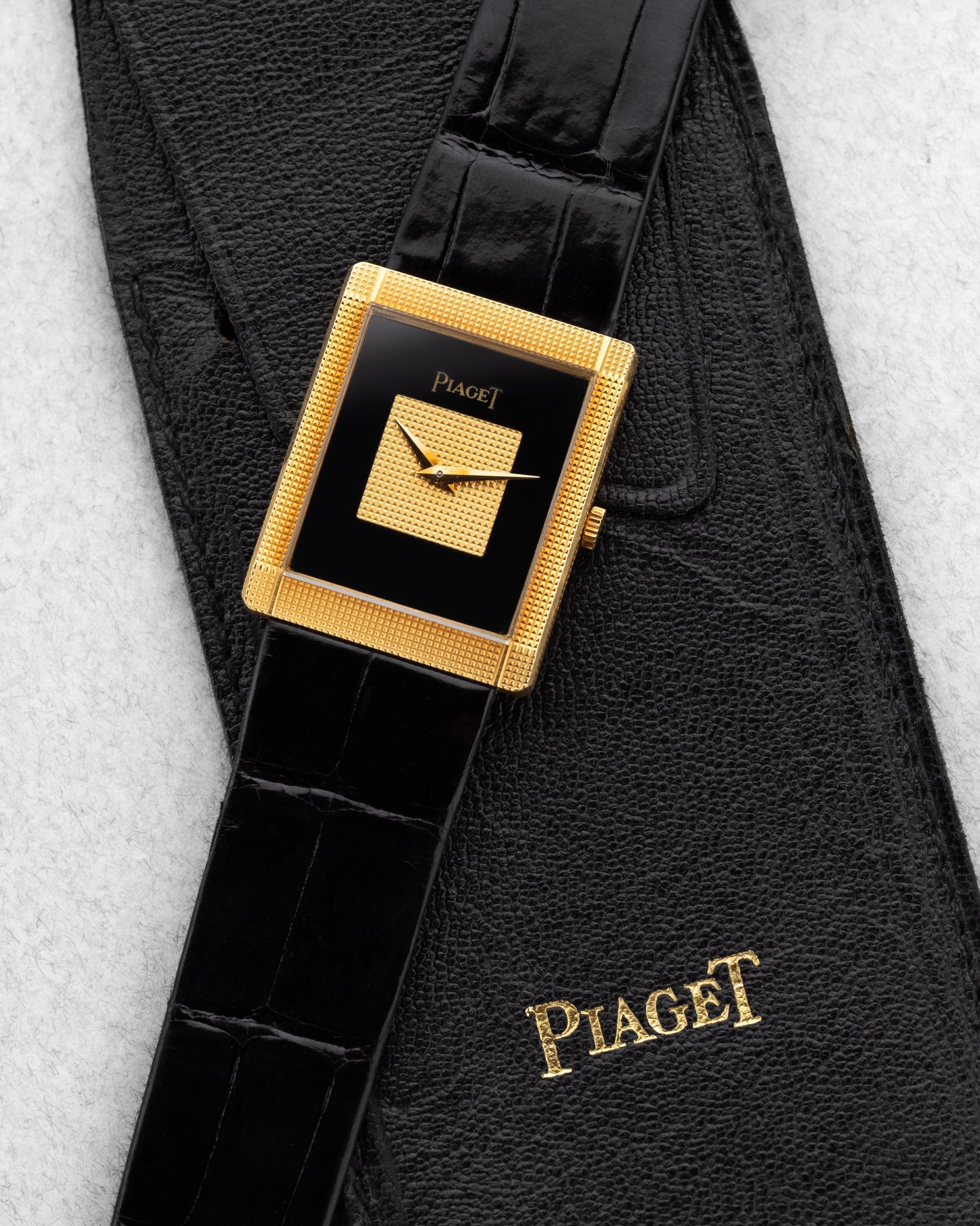 QKMY Rare Piaget « Tank Clous de Paris » réf. 9151 en or jaune et onyx, circa 1975 – Parfaite - Set