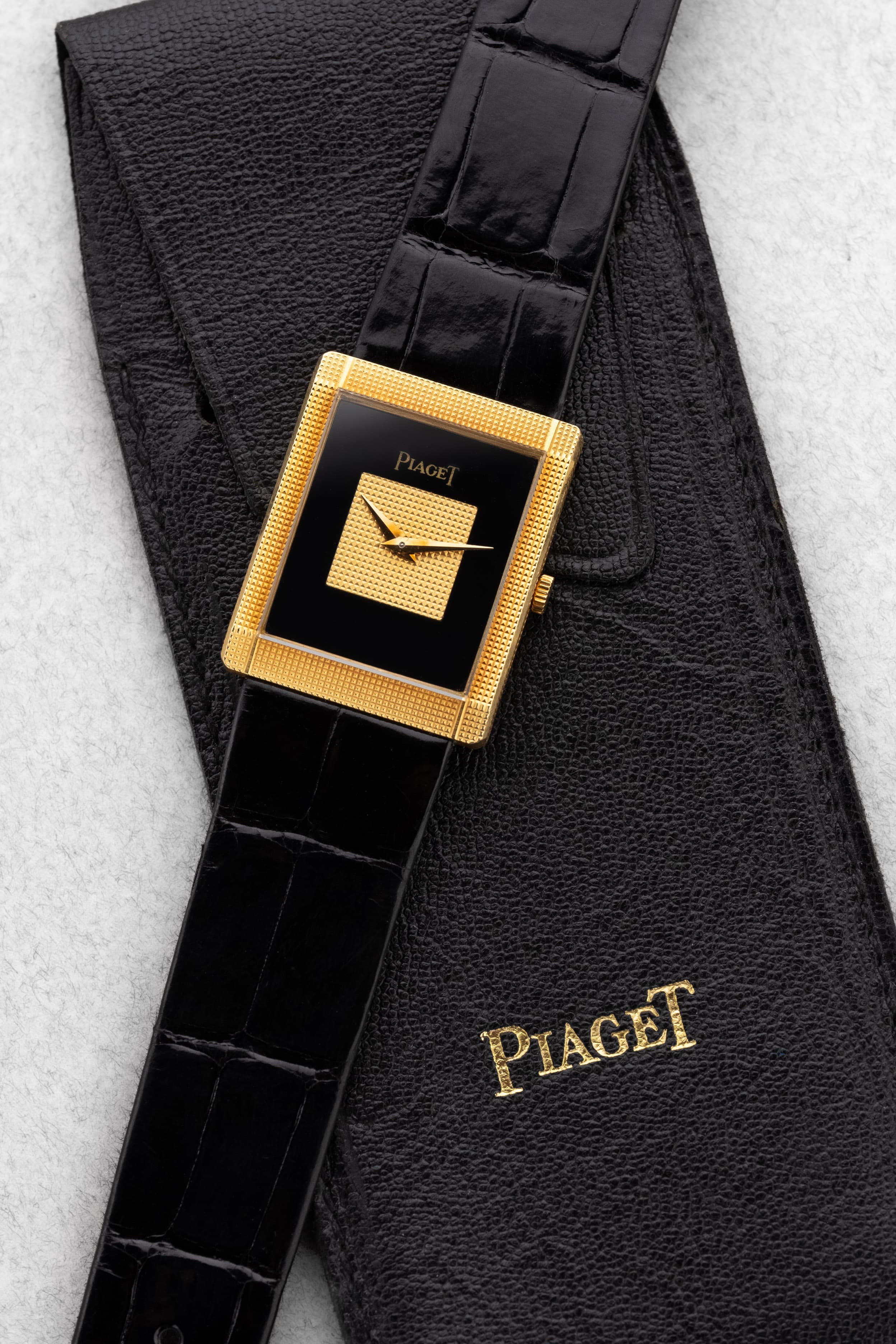 QKMY Rare Piaget « Tank Clous de Paris » réf. 9151 en or jaune et onyx, circa 1975 – Parfaite - Set