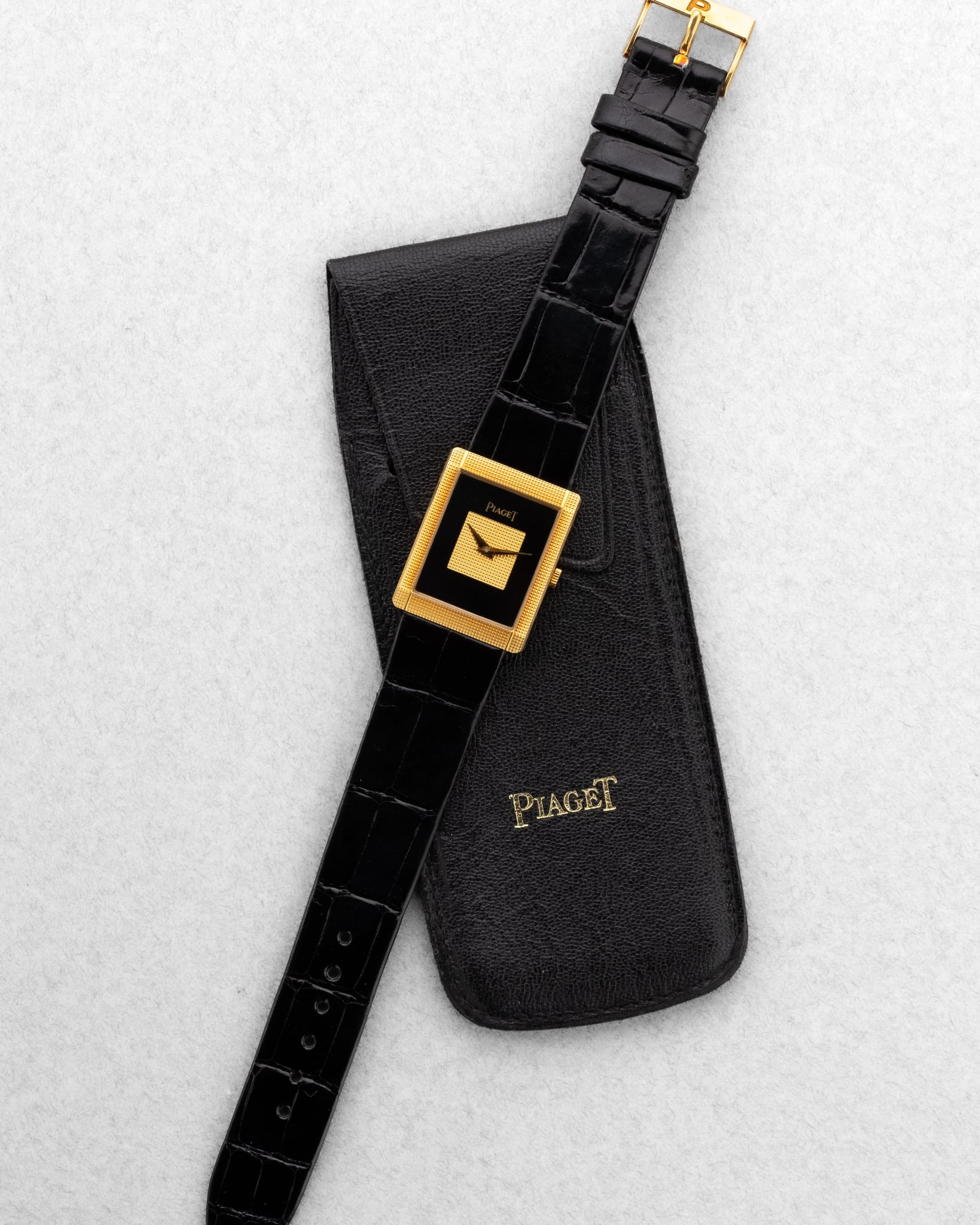 QKMY Rare Piaget « Tank Clous de Paris » réf. 9151 en or jaune et onyx, circa 1975 – Parfaite - Set
