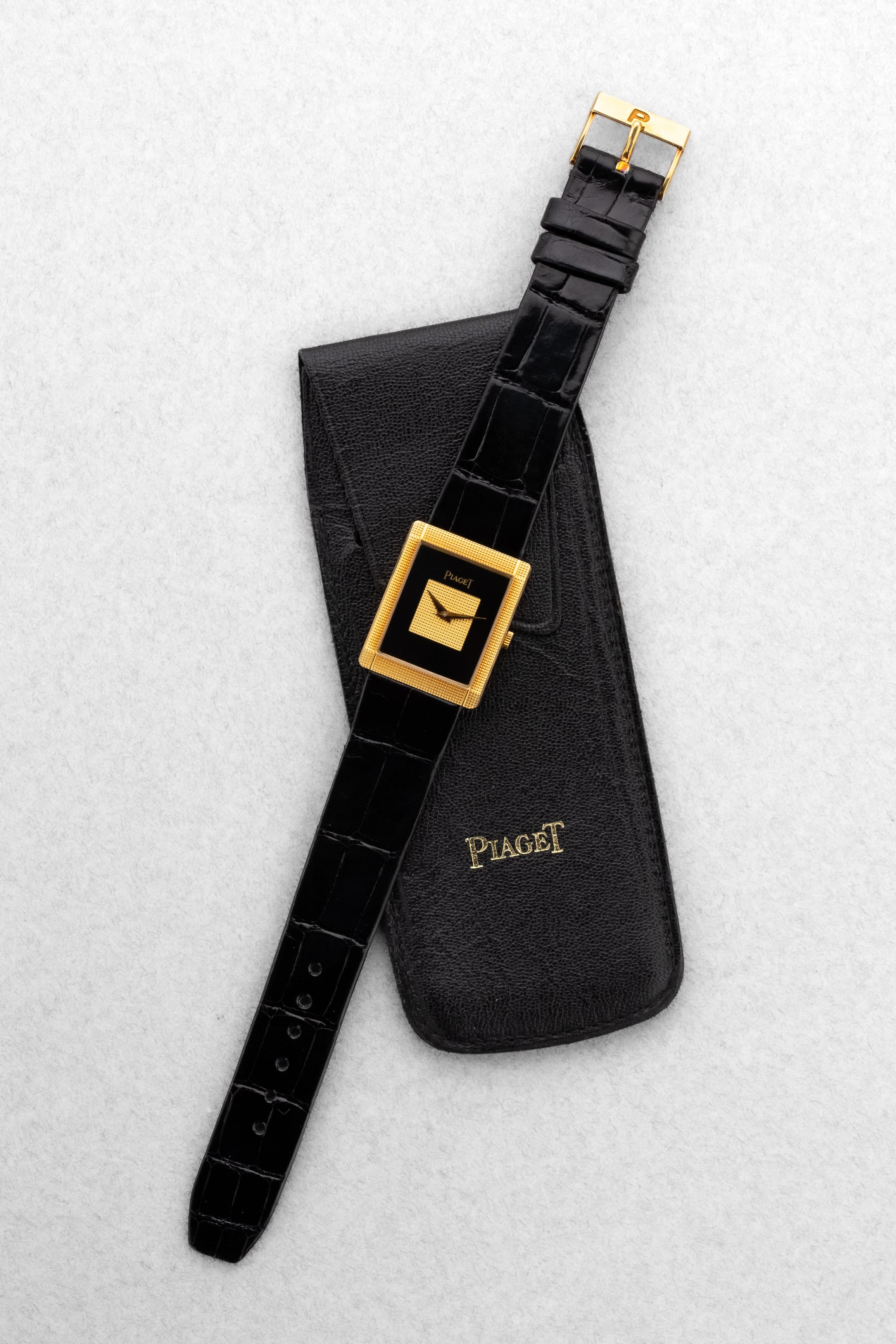 QKMY Rare Piaget « Tank Clous de Paris » réf. 9151 en or jaune et onyx, circa 1975 – Parfaite - Set