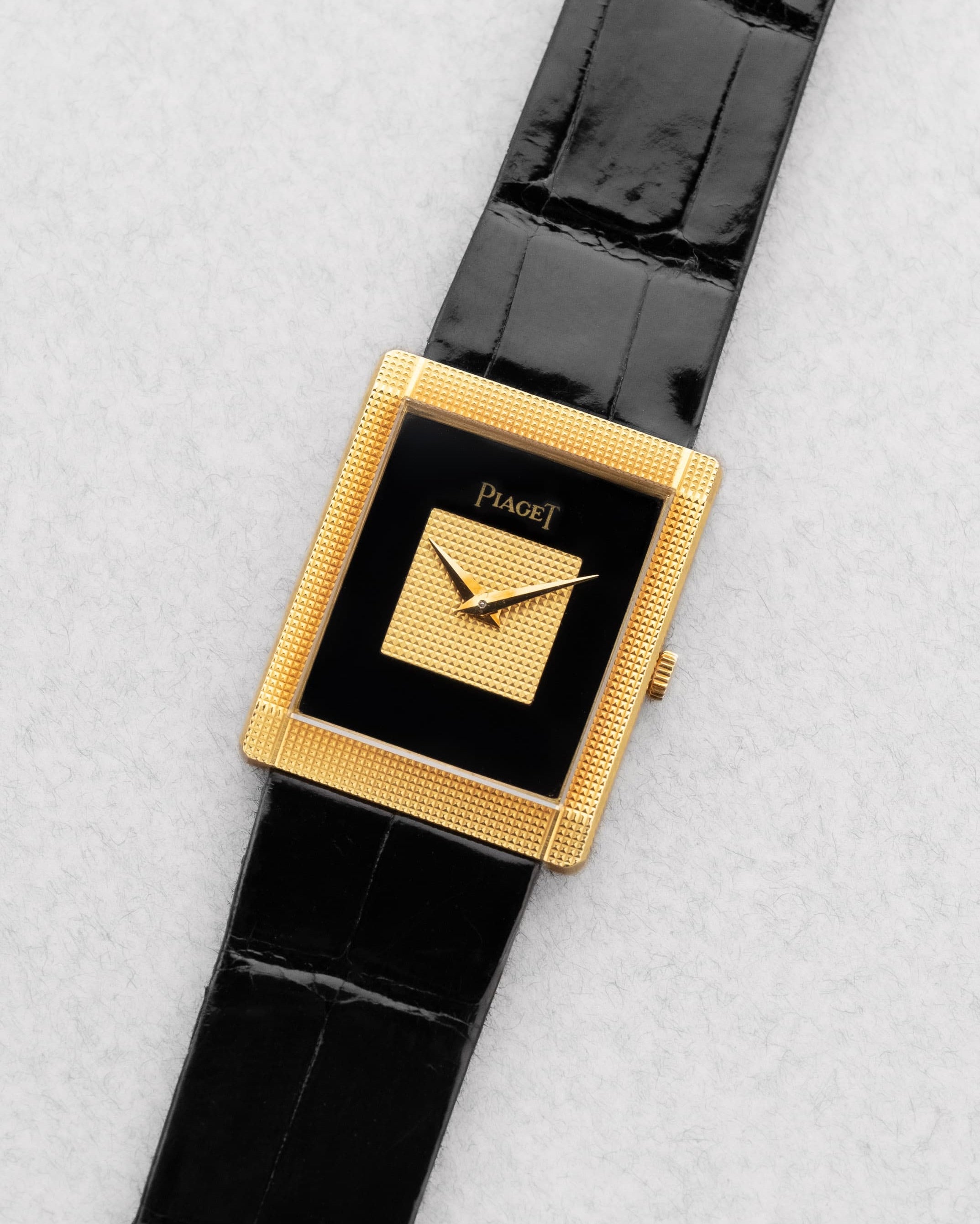 QKMY Rare Piaget « Tank Clous de Paris » réf. 9151 en or jaune et onyx, circa 1975 – Parfaite - Three Quarters