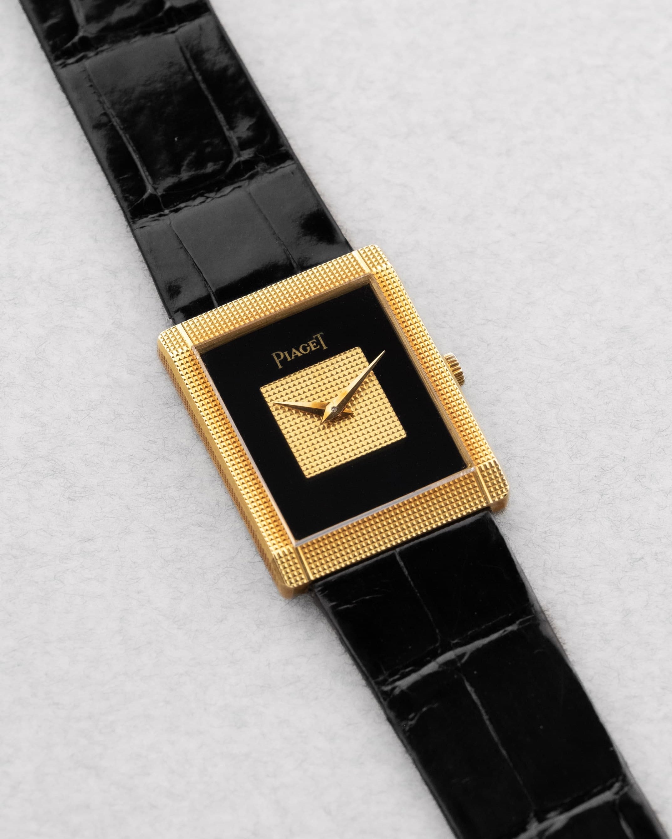 QKMY Rare Piaget « Tank Clous de Paris » réf. 9151 en or jaune et onyx, circa 1975 – Parfaite - Three Quarters