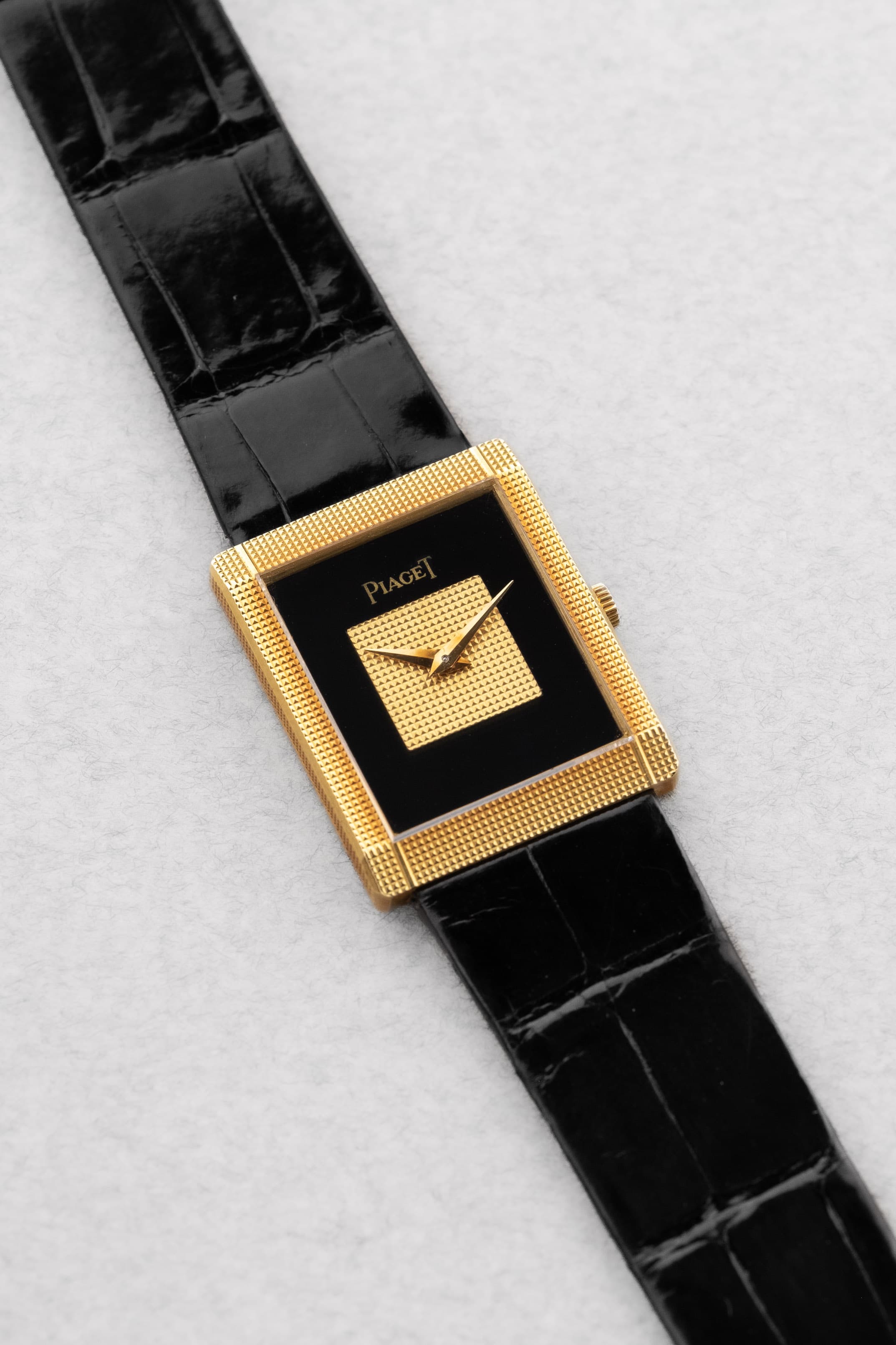QKMY Rare Piaget « Tank Clous de Paris » réf. 9151 en or jaune et onyx, circa 1975 – Parfaite - Three Quarters