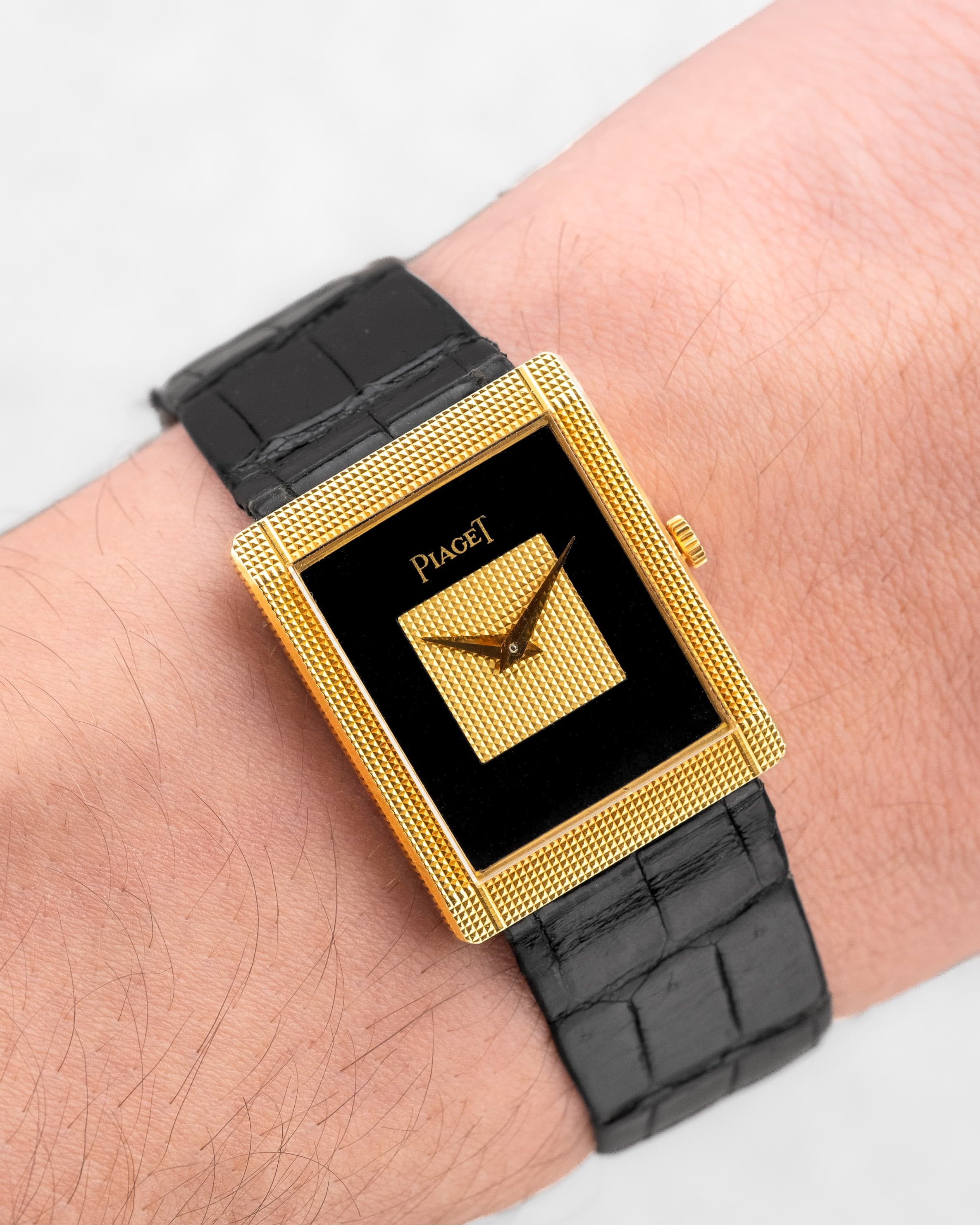QKMY Rare Piaget « Tank Clous de Paris » réf. 9151 en or jaune et onyx, circa 1975 – Parfaite - Wristshot