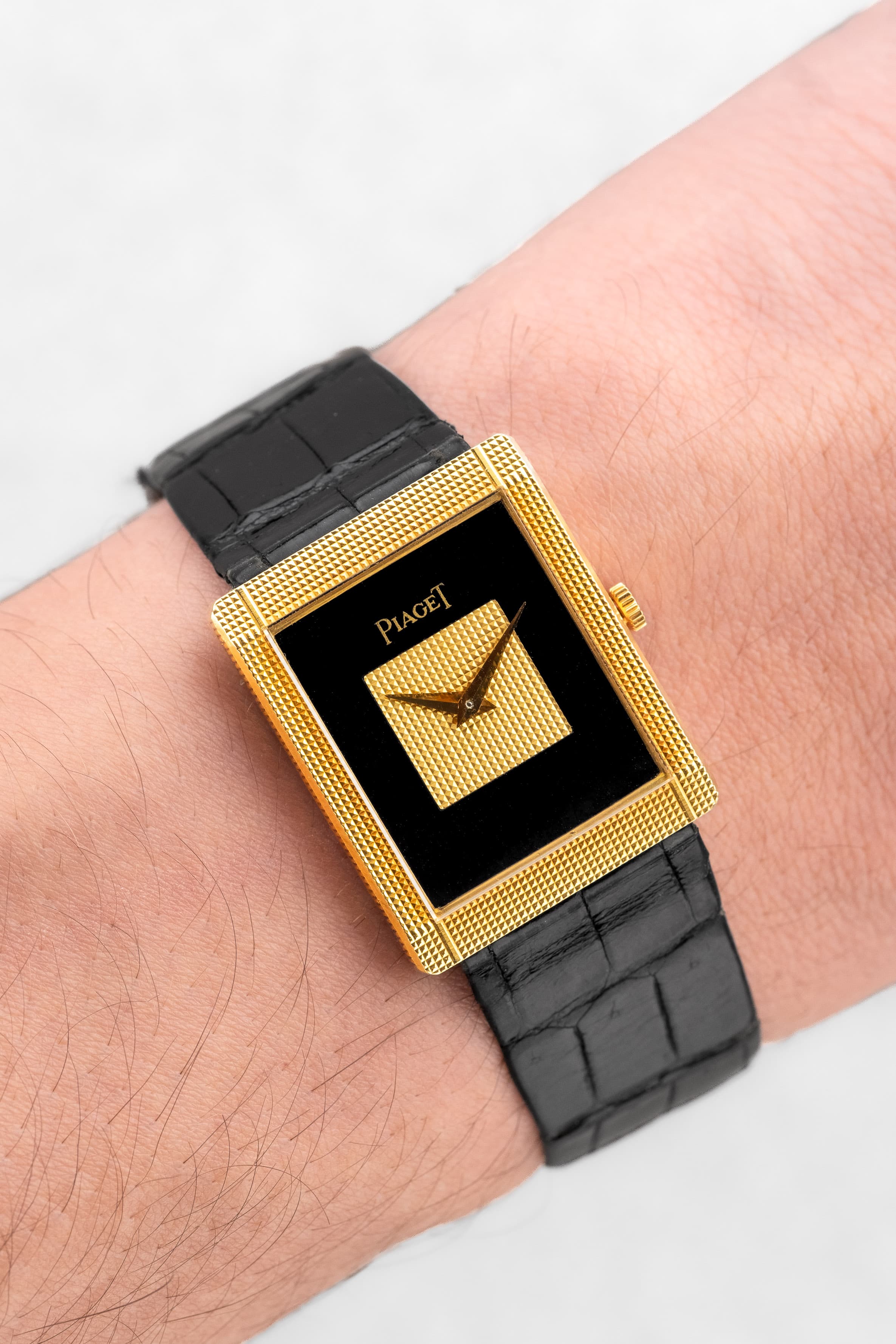 QKMY Rare Piaget « Tank Clous de Paris » réf. 9151 en or jaune et onyx, circa 1975 – Parfaite - Wristshot