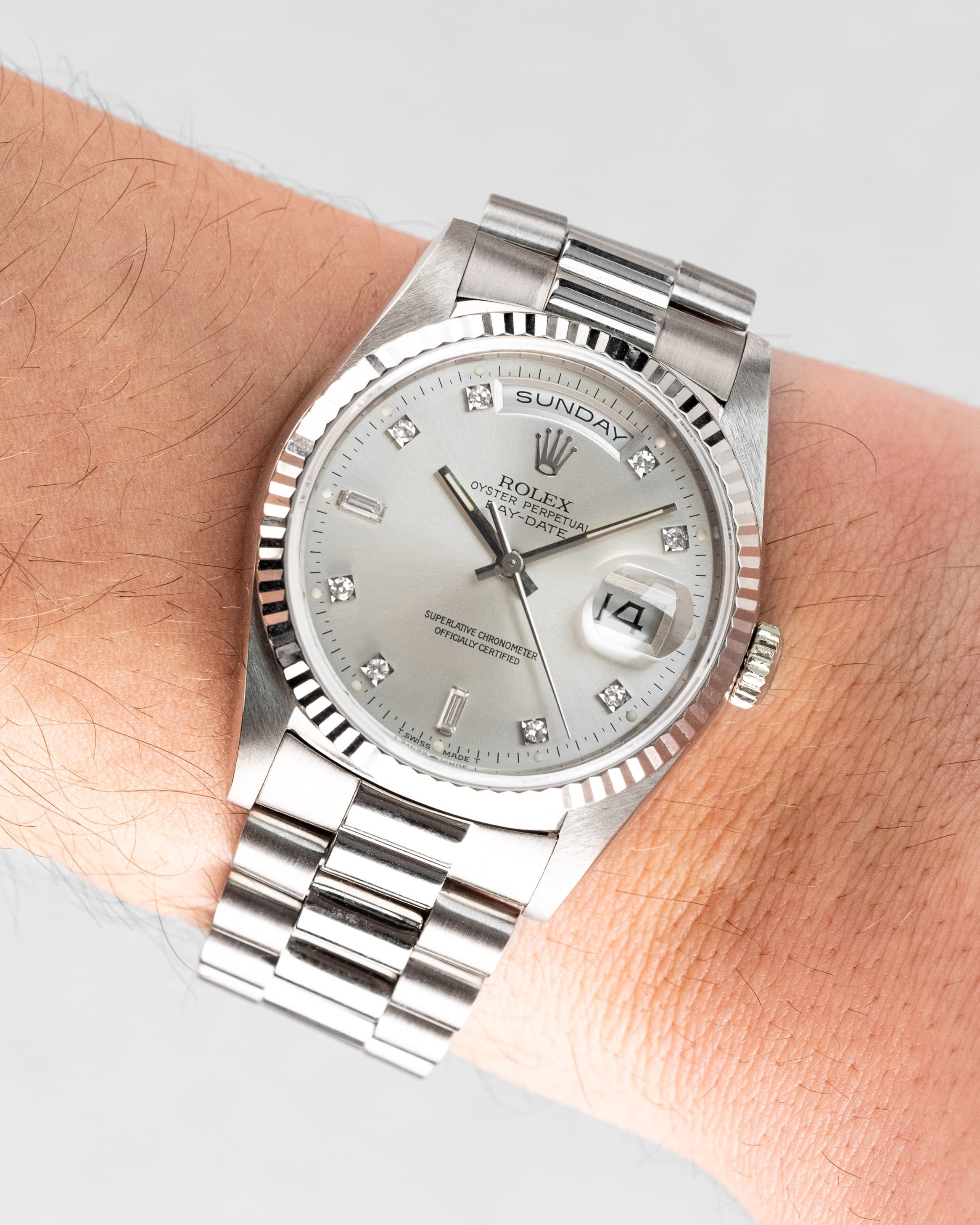 QLZP-yN Rolex Day-Date réf. 18239A en or blanc et diamants de 1992 – Garantie d'origine Wempe - Wristshot