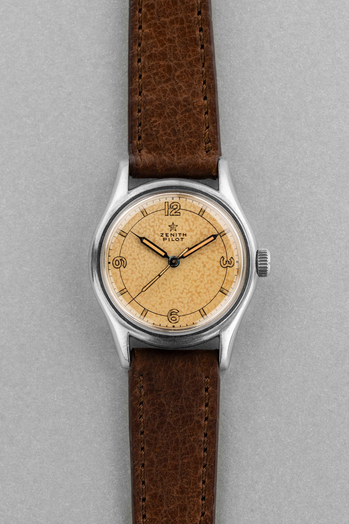 QMMB 罕見的 Zenith Pilot 不鏽鋼與 Radium「Crème Brûlée」腕錶,circa 1945 - 正面