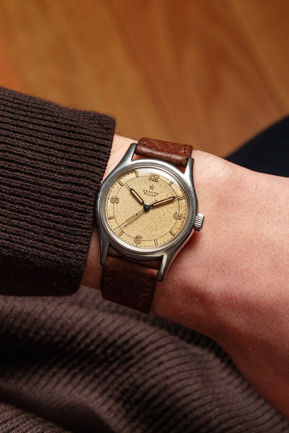 QMMB 罕見的 Zenith Pilot 不鏽鋼與 Radium「Crème Brûlée」腕錶,circa 1945 - 上手照