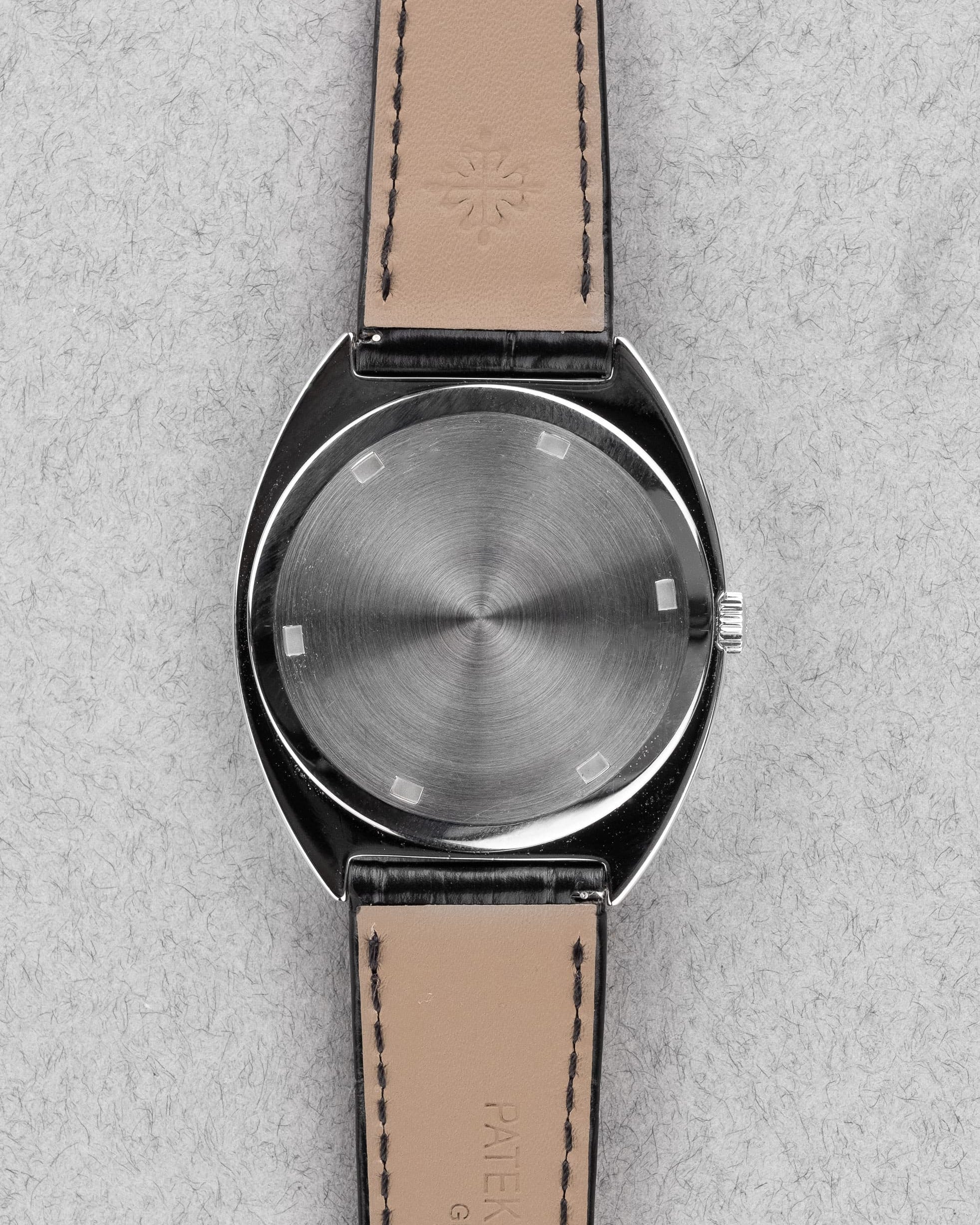 QTVA Rare Patek Philippe 3574A « Calatrava Tonneau » cadran bleu des années 1970 - Back