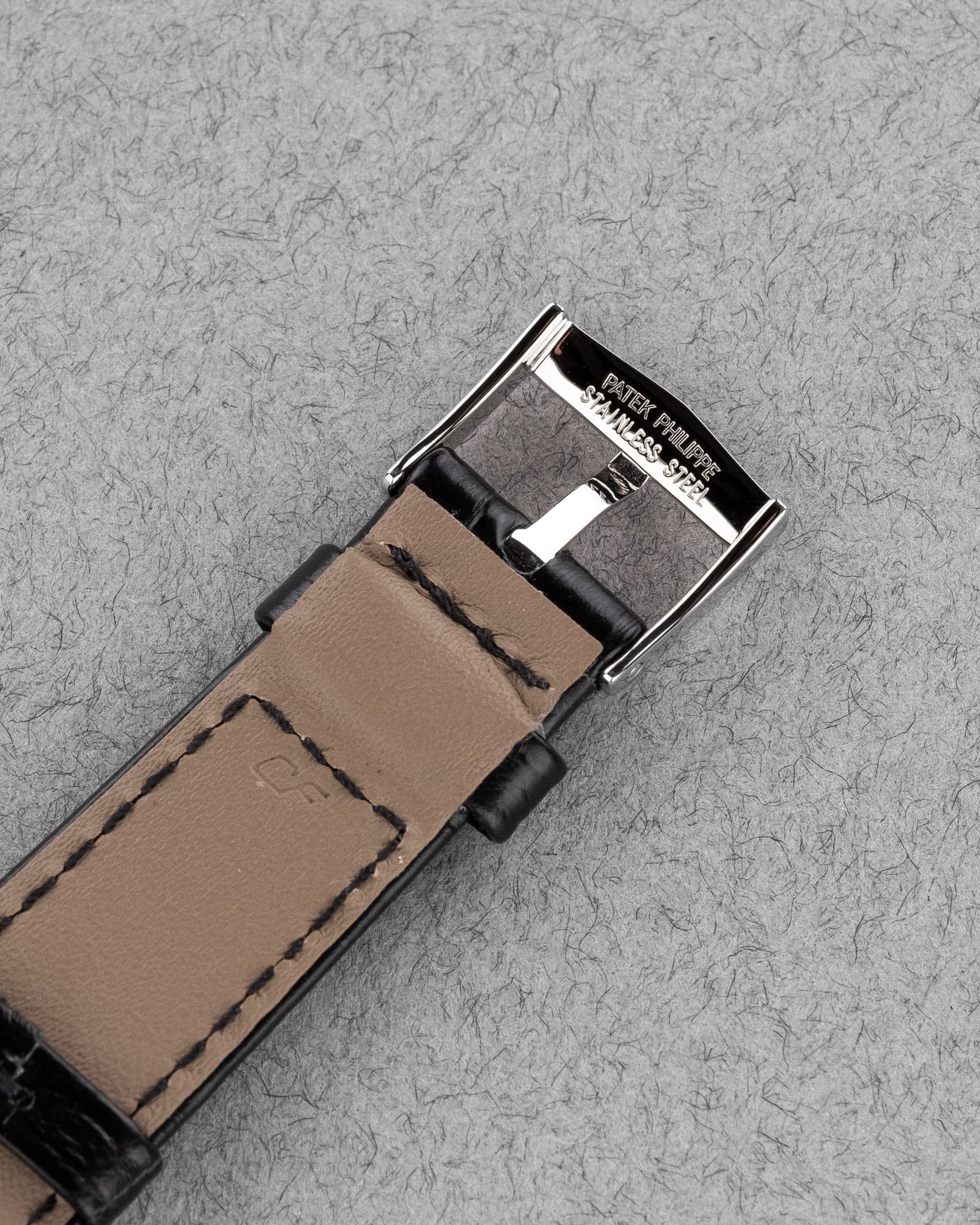 QTVA Rare Patek Philippe 3574A « Calatrava Tonneau » cadran bleu des années 1970 - Buckle Inside