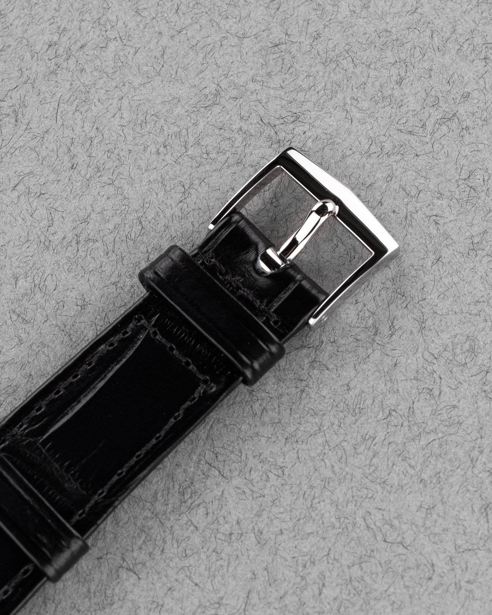 QTVA Rare Patek Philippe 3574A « Calatrava Tonneau » cadran bleu des années 1970 - Buckle Outside