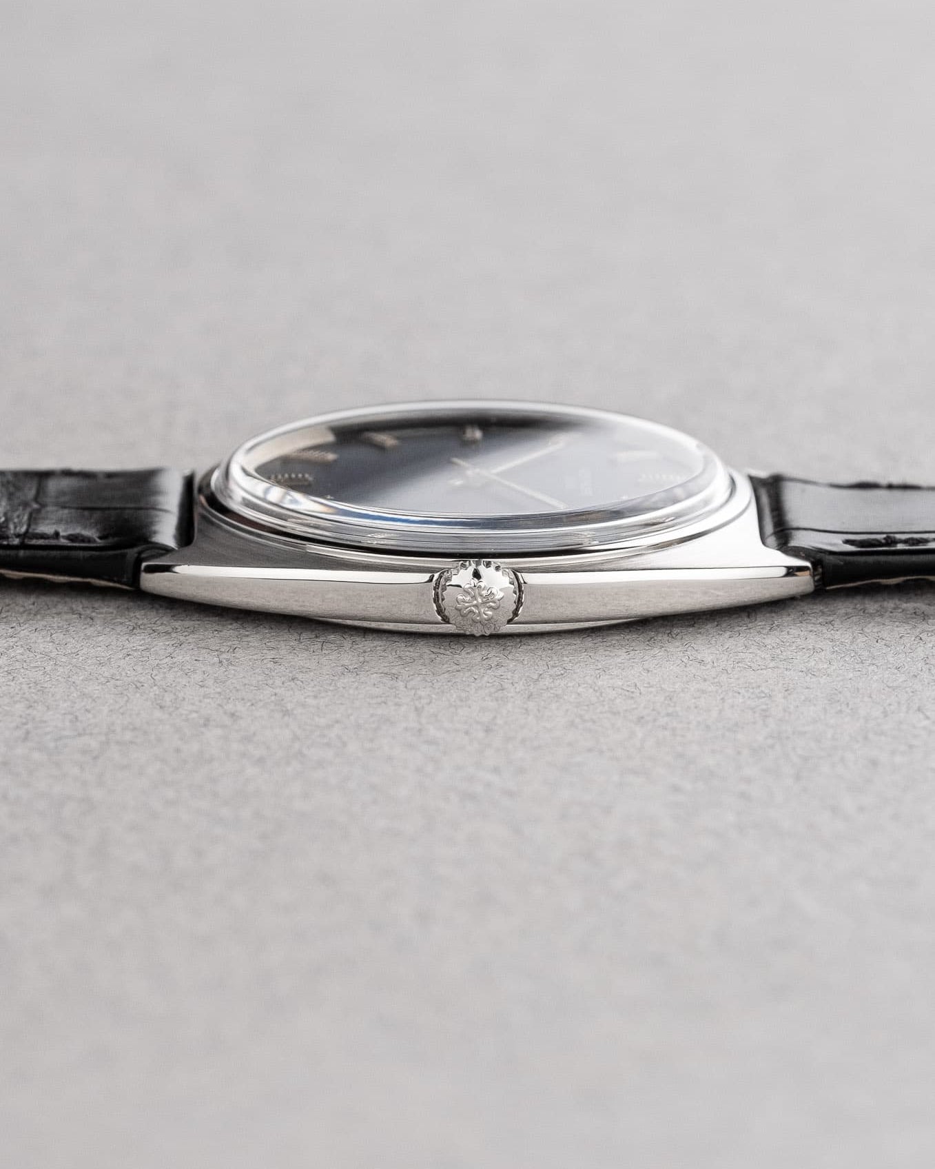 QTVA Rare Patek Philippe 3574A « Calatrava Tonneau » cadran bleu des années 1970 - Right side