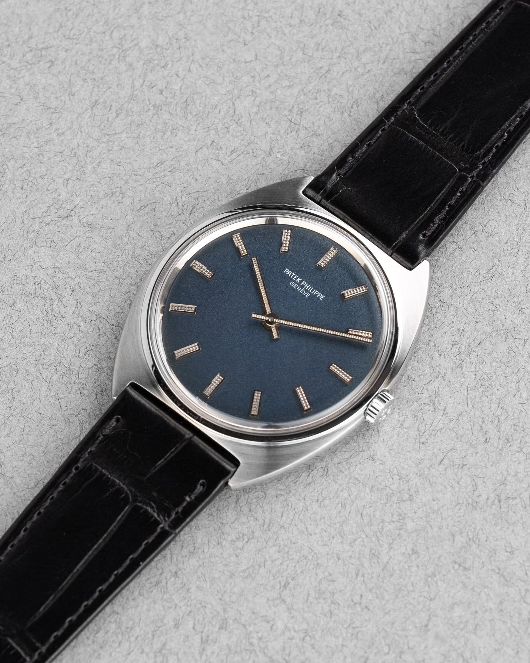 QTVA Rare Patek Philippe 3574A « Calatrava Tonneau » cadran bleu des années 1970 - Three Quarters