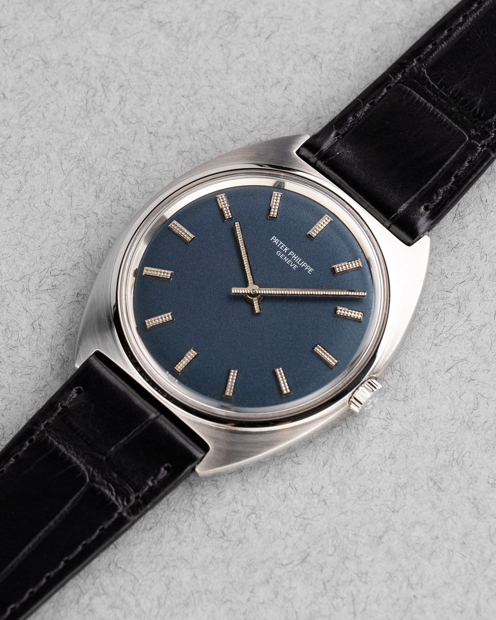 QTVA Rare Patek Philippe 3574A « Calatrava Tonneau » cadran bleu des années 1970 - Three Quarters