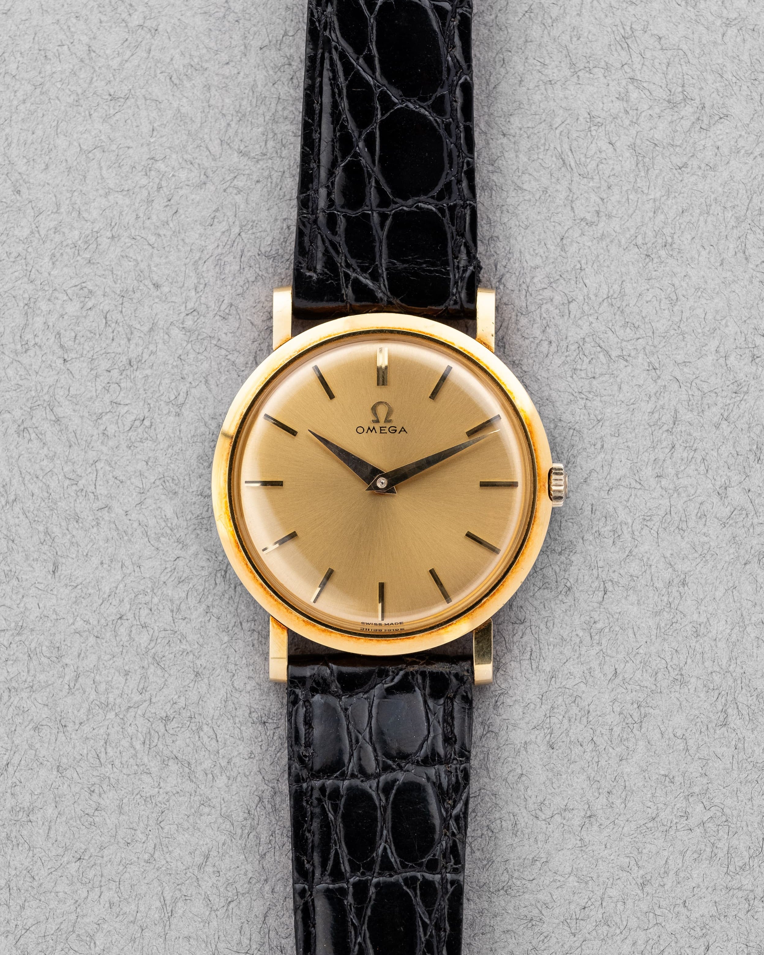 QUVZ Superbe Omega 14370 « Dress Watch » en or jaune de 1958 - Front