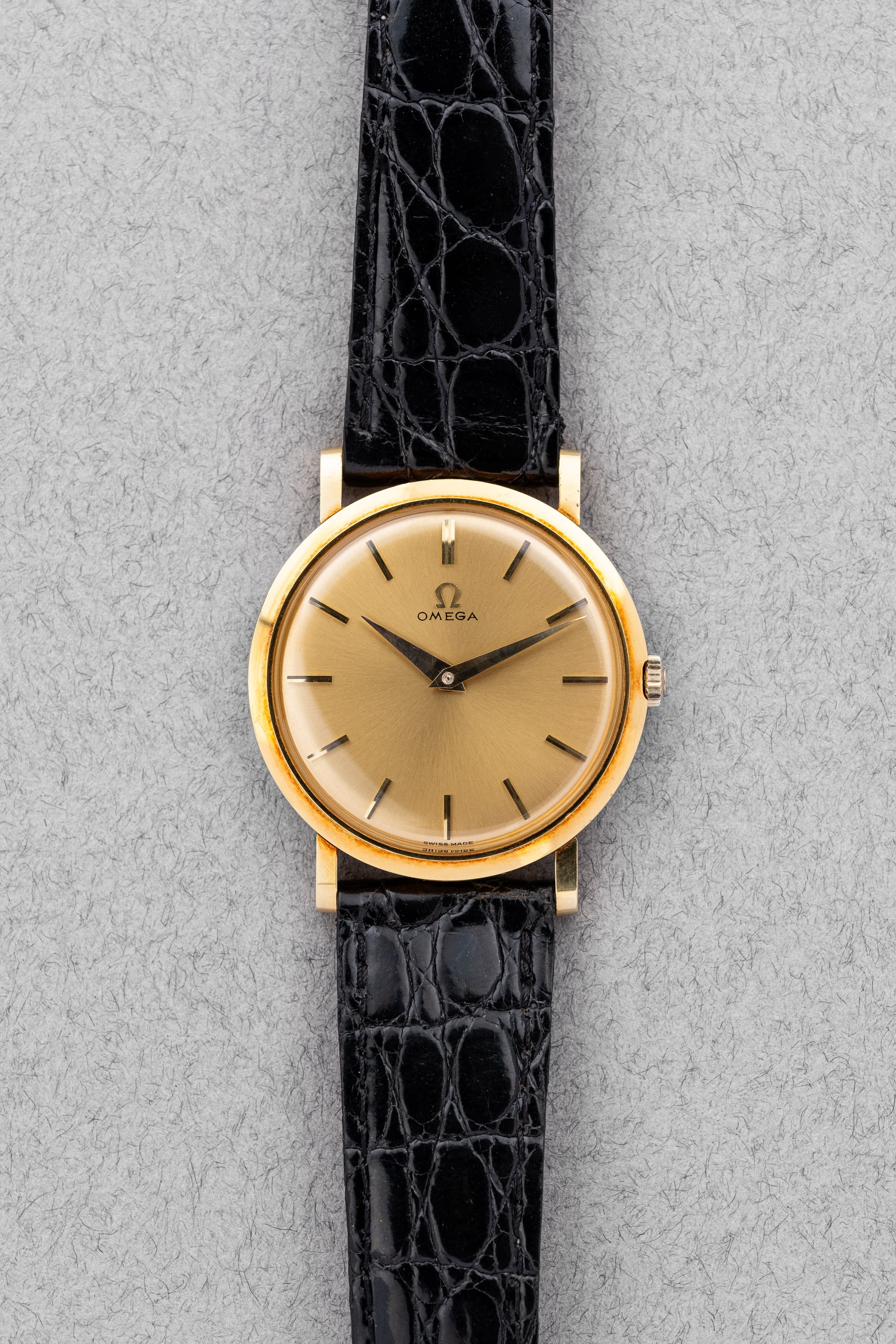 QUVZ Superbe Omega 14370 « Dress Watch » en or jaune de 1958 - Front