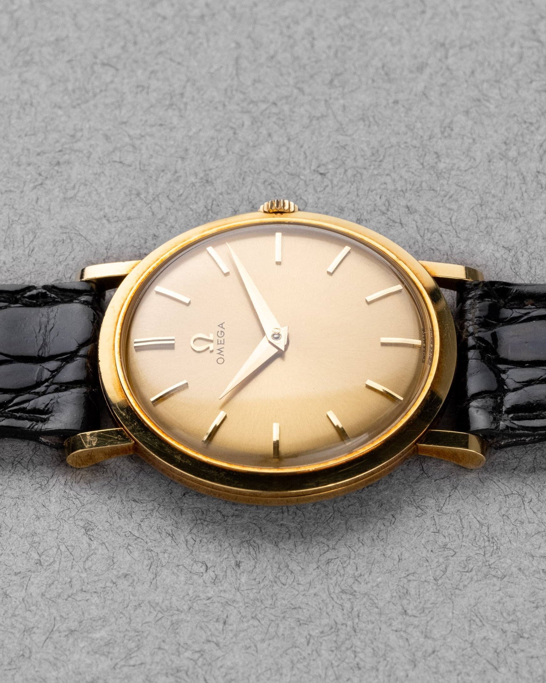 QUVZ Superbe Omega 14370 « Dress Watch » en or jaune de 1958 - Left side