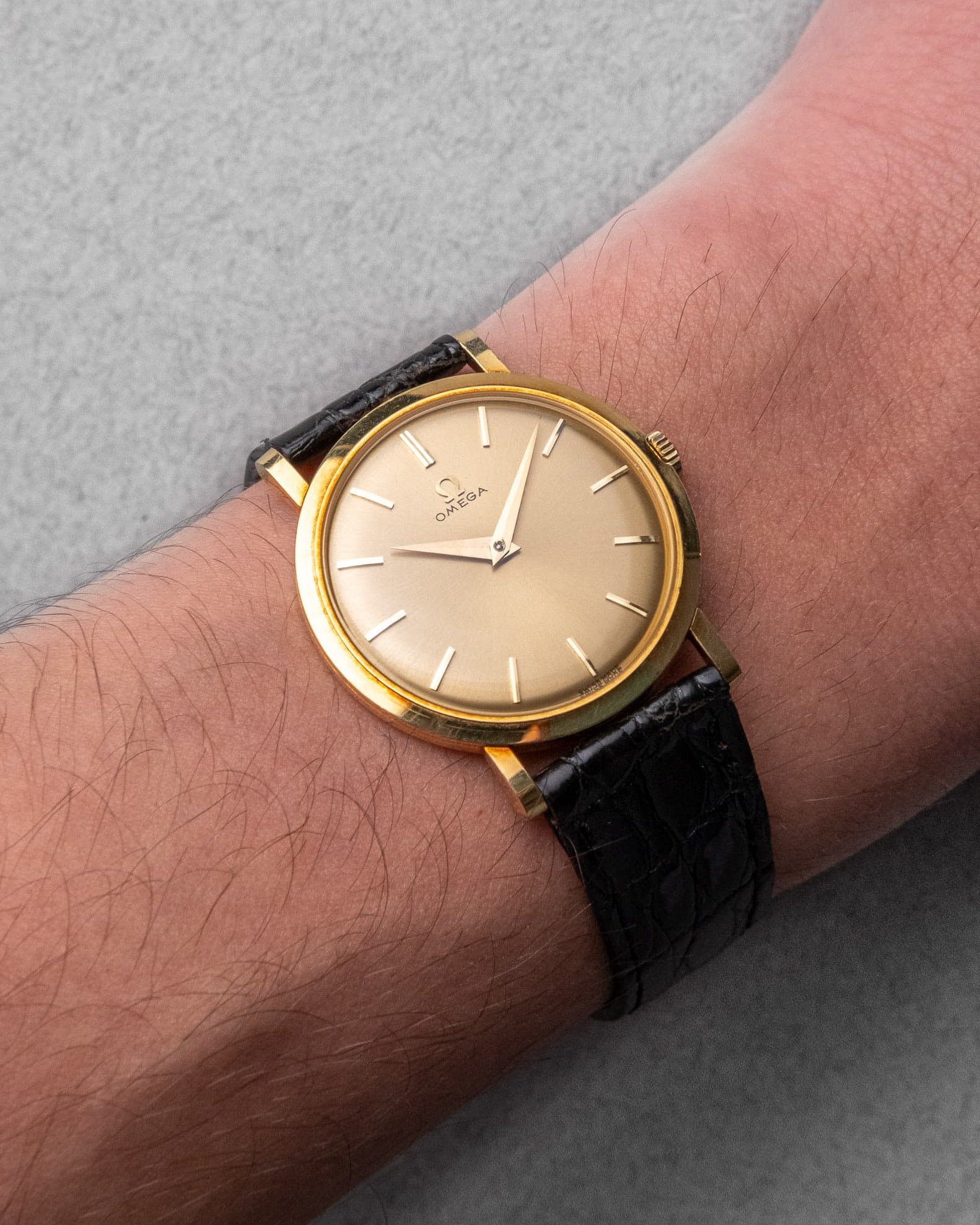 QUVZ Superbe Omega 14370 « Dress Watch » en or jaune de 1958 - Lifestyle