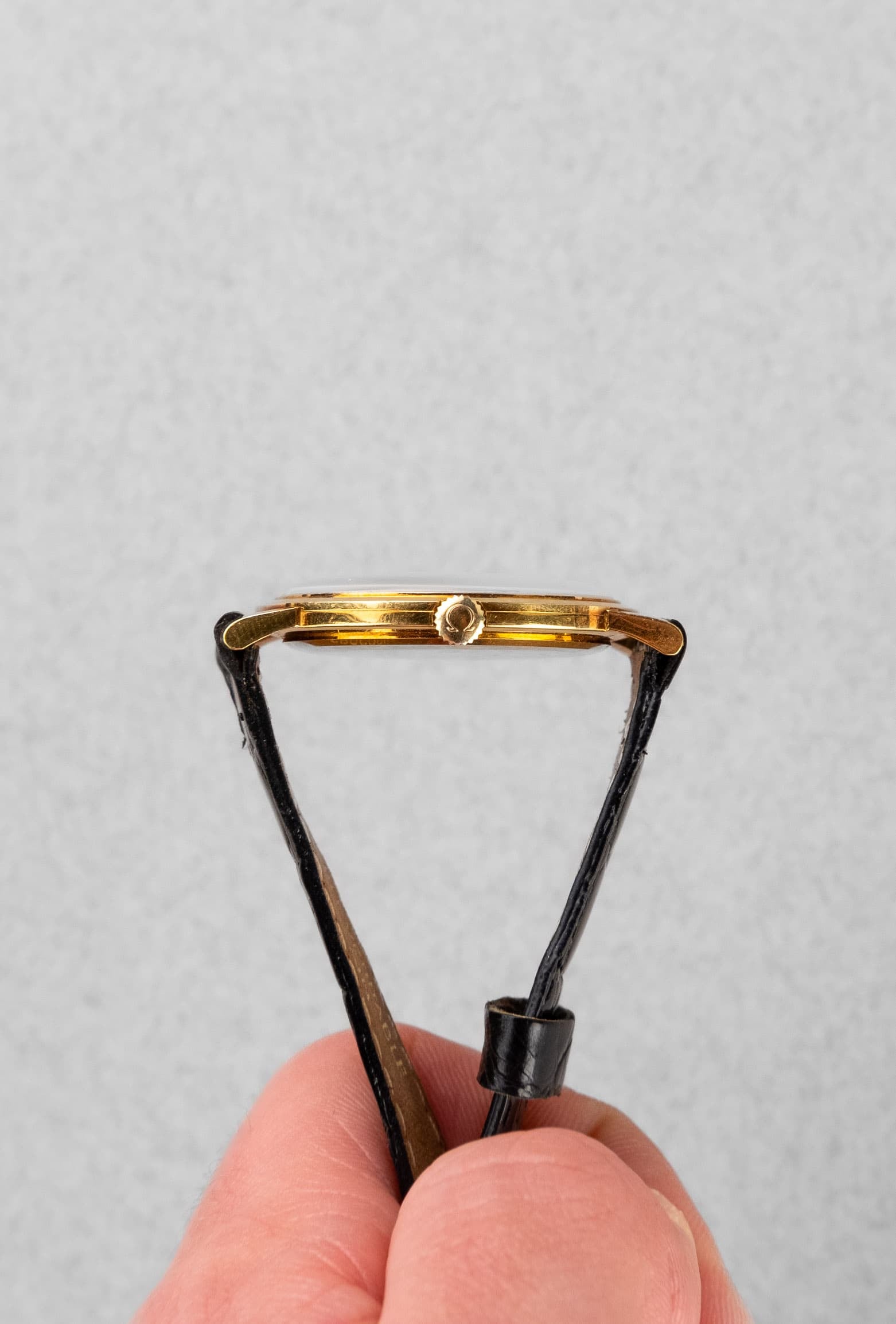 QUVZ Superbe Omega 14370 « Dress Watch » en or jaune de 1958 - Right side