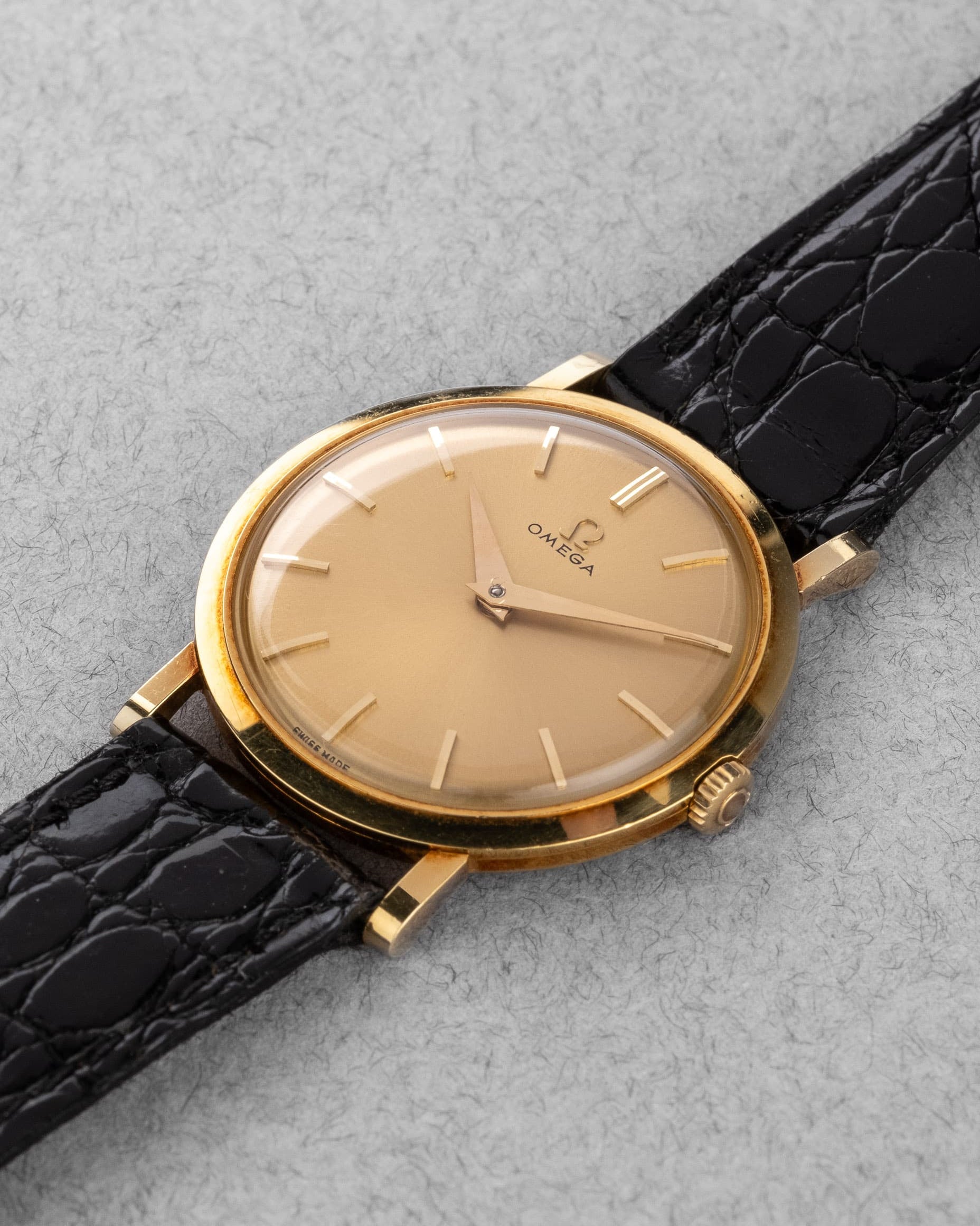 QUVZ Superbe Omega 14370 « Dress Watch » en or jaune de 1958 - Three Quarters