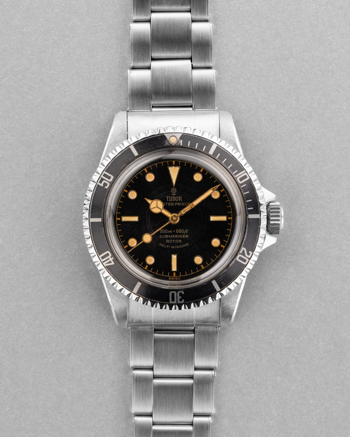 QV6C Superbe Tudor Submariner réf. 7928 Gilt « Mark 3 » de 1963 – Pointed Crown Guards - Front
