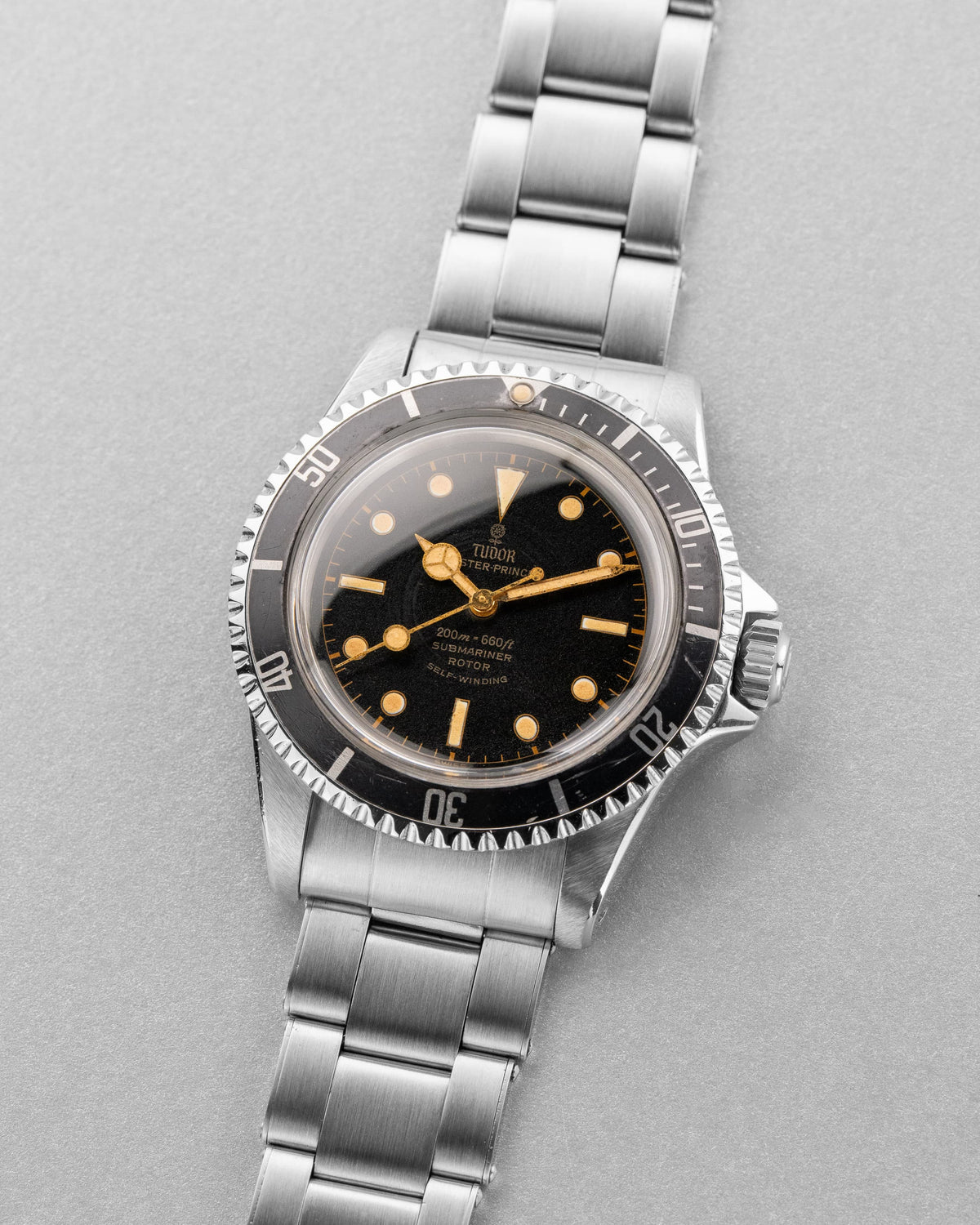 QV6C Superbe Tudor Submariner réf. 7928 Gilt « Mark 3 » de 1963 – Pointed Crown Guards - Three Quarters