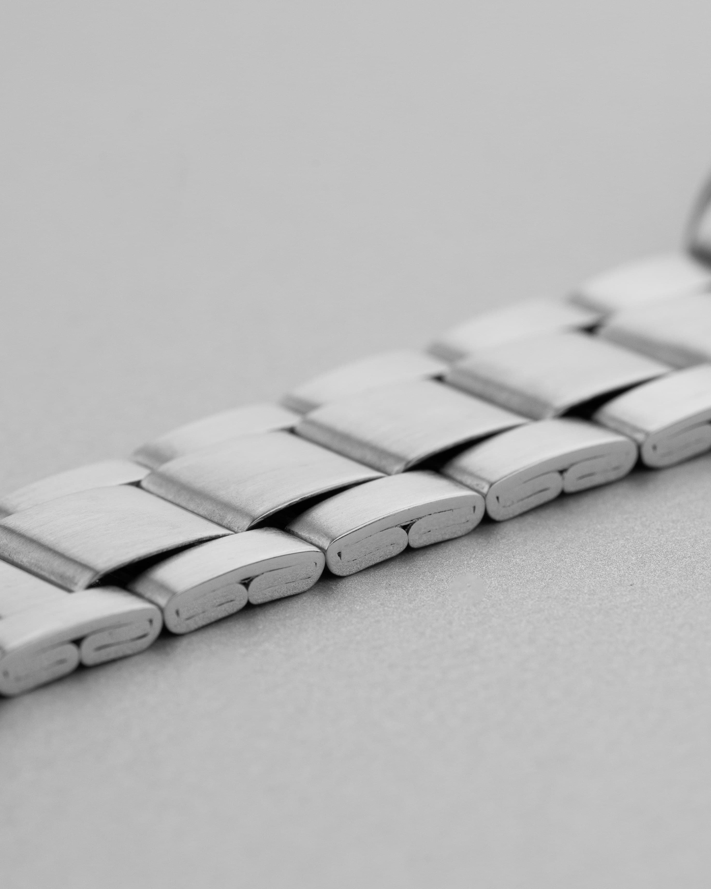 R99U Tudor Date-Day ref. 7017/0 in acciaio del 1969 – Quadrante Taupe - Bracciale fronte