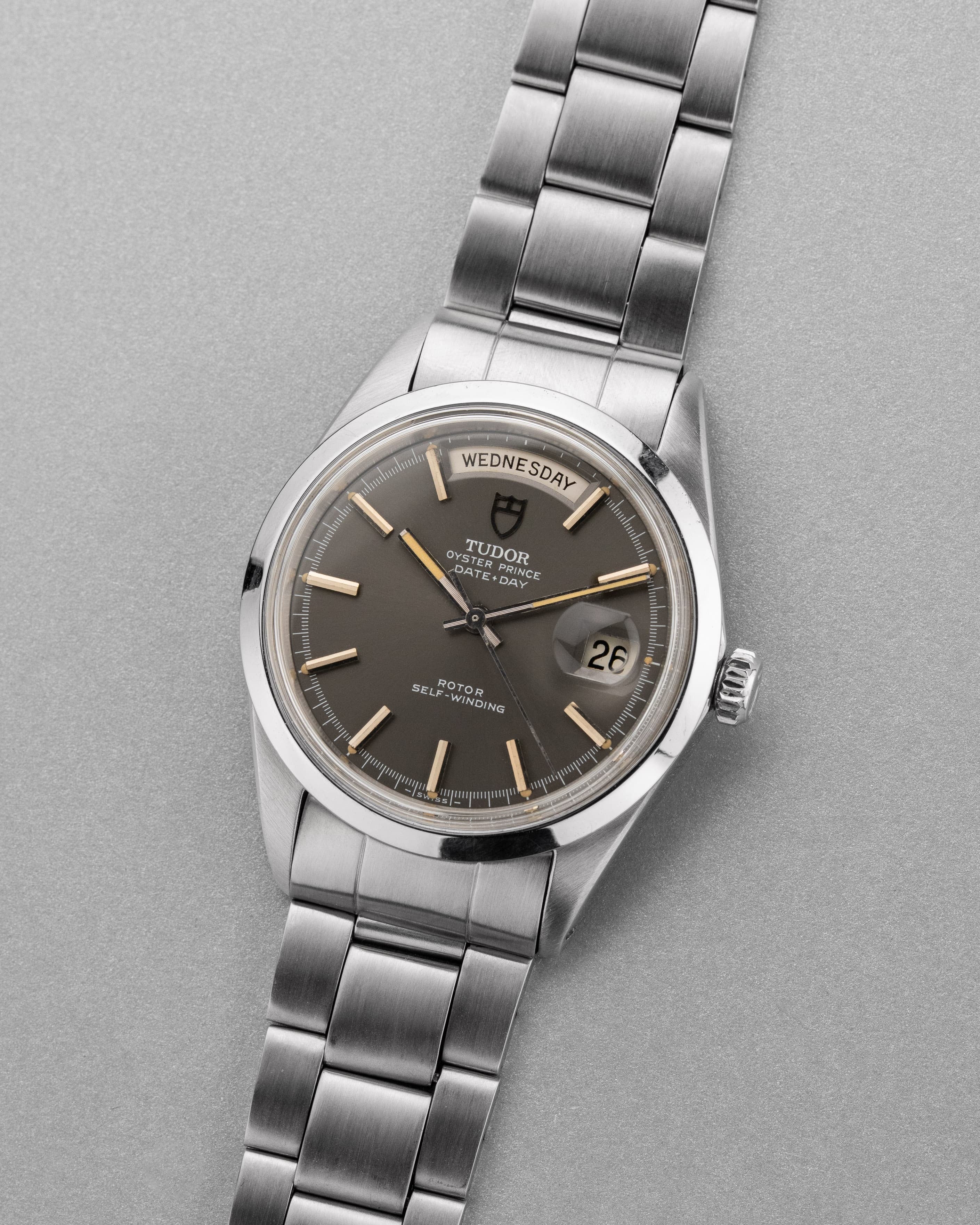 R99U Tudor Date-Day ref. 7017/0 in acciaio del 1969 – Quadrante Taupe - Tre quarti