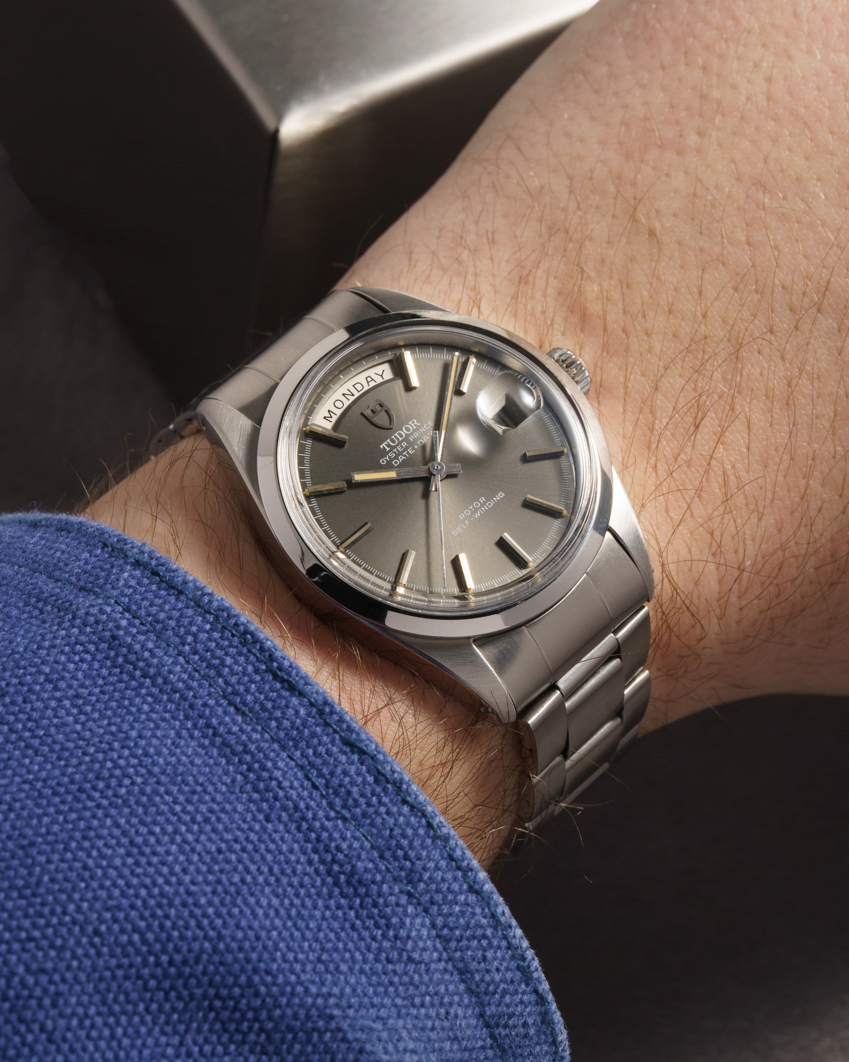R99U Tudor Date-Day ref. 7017/0 in acciaio del 1969 – Quadrante Taupe - Wristshot