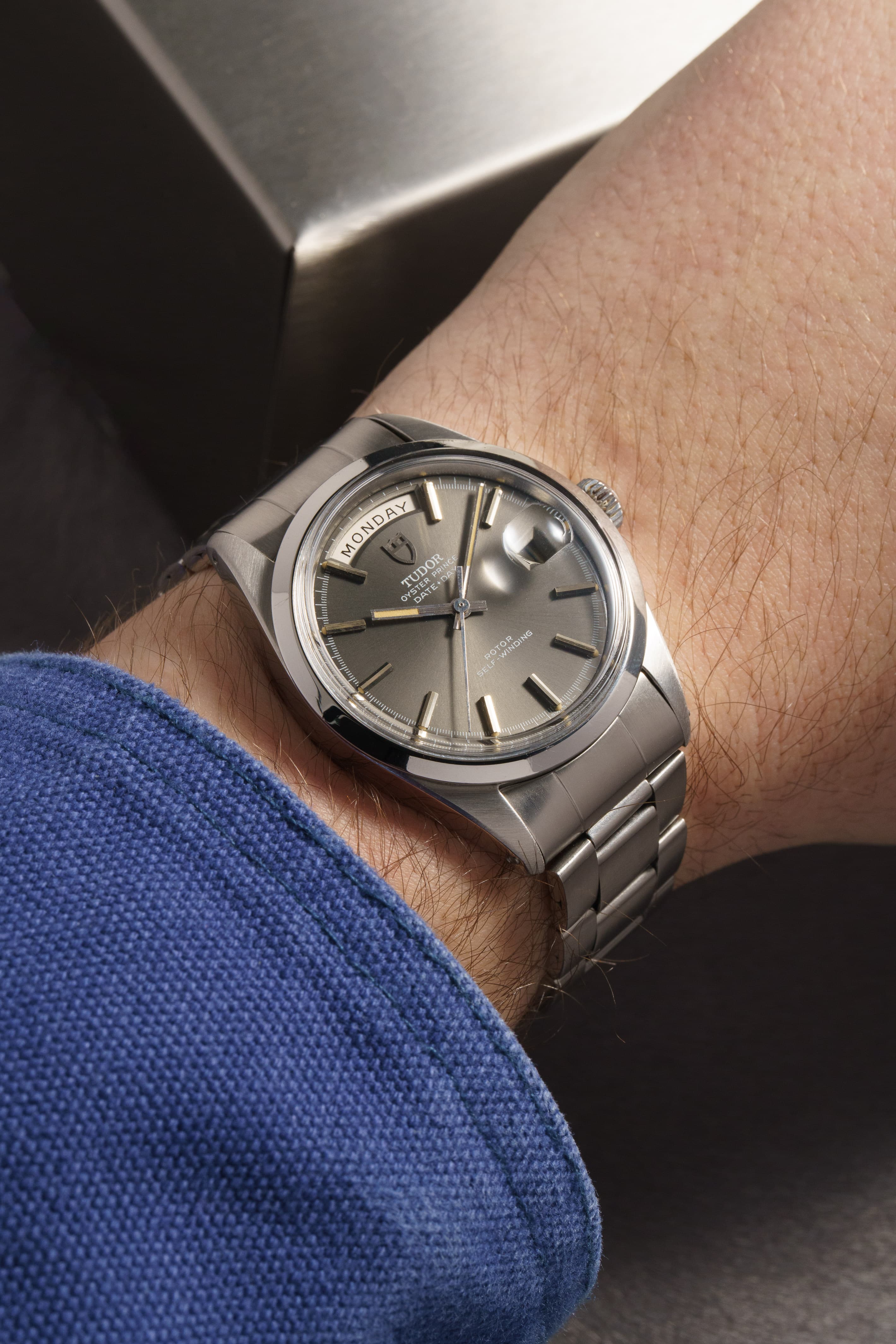 R99U Tudor Date-Day ref. 7017/0 in acciaio del 1969 – Quadrante Taupe - Wristshot