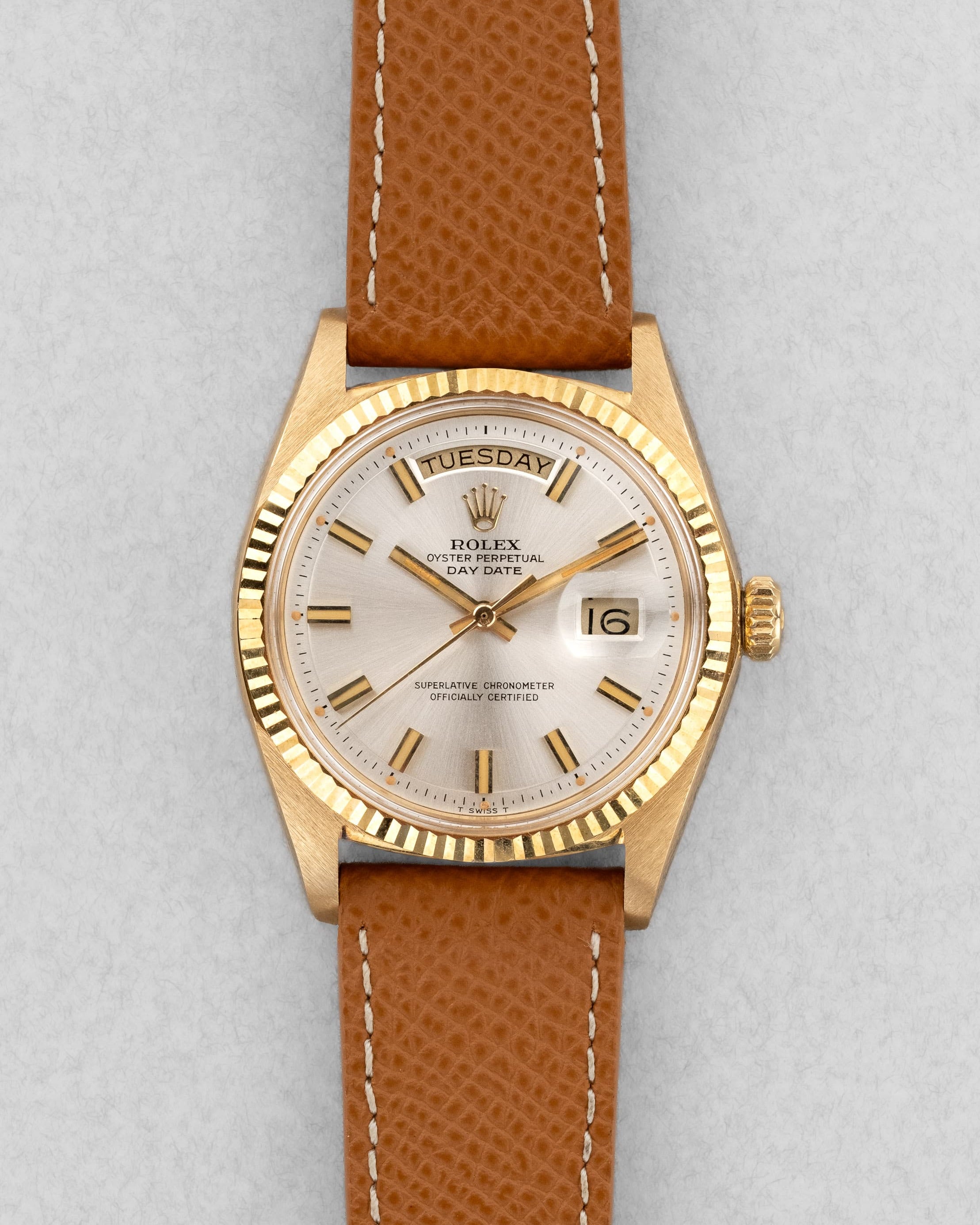 RKJL Superbe Rolex Day-Date réf. 1803 « Silver Wide Boy » de 1972 - Front