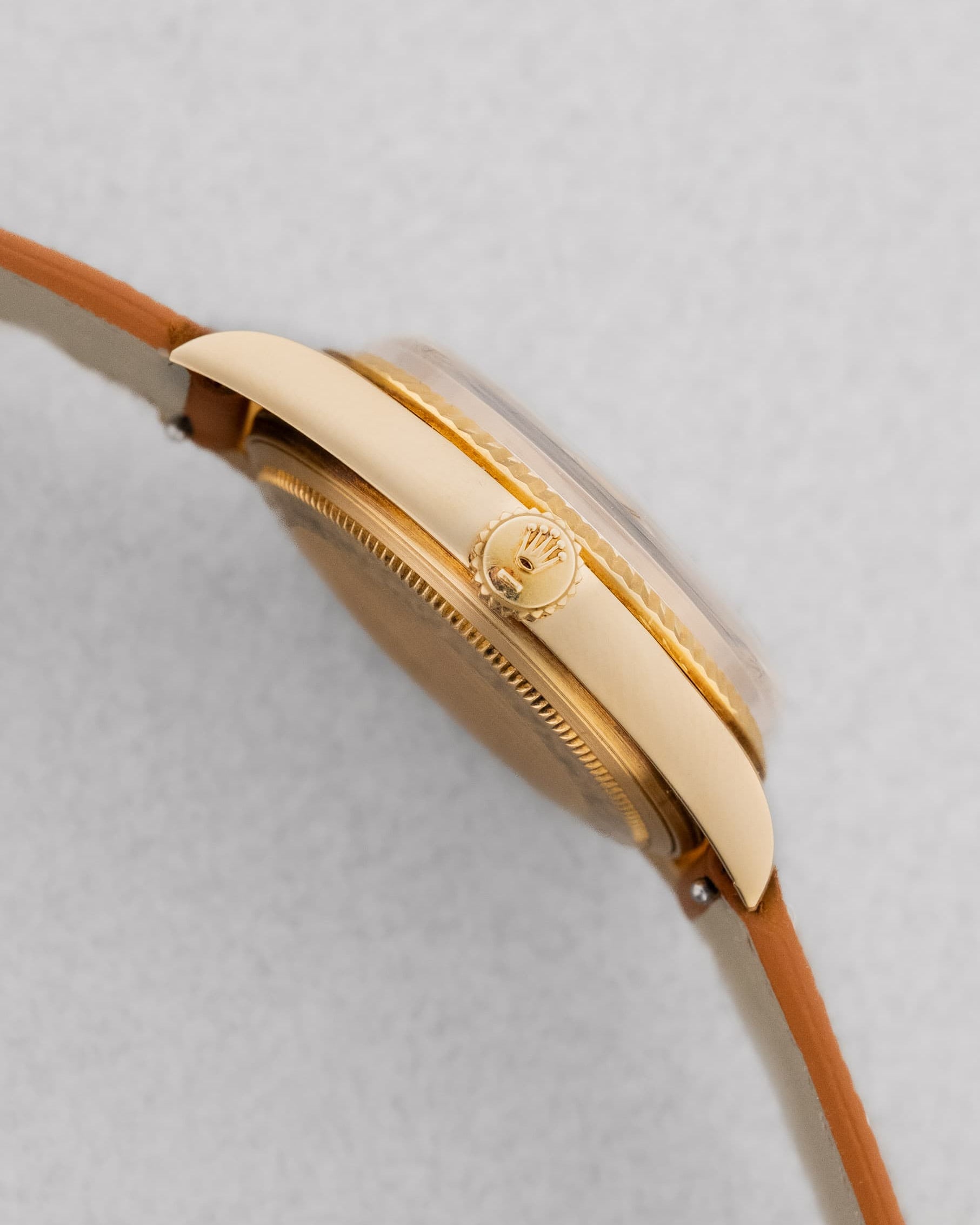 RKJL Superbe Rolex Day-Date réf. 1803 « Silver Wide Boy » de 1972 - Right side