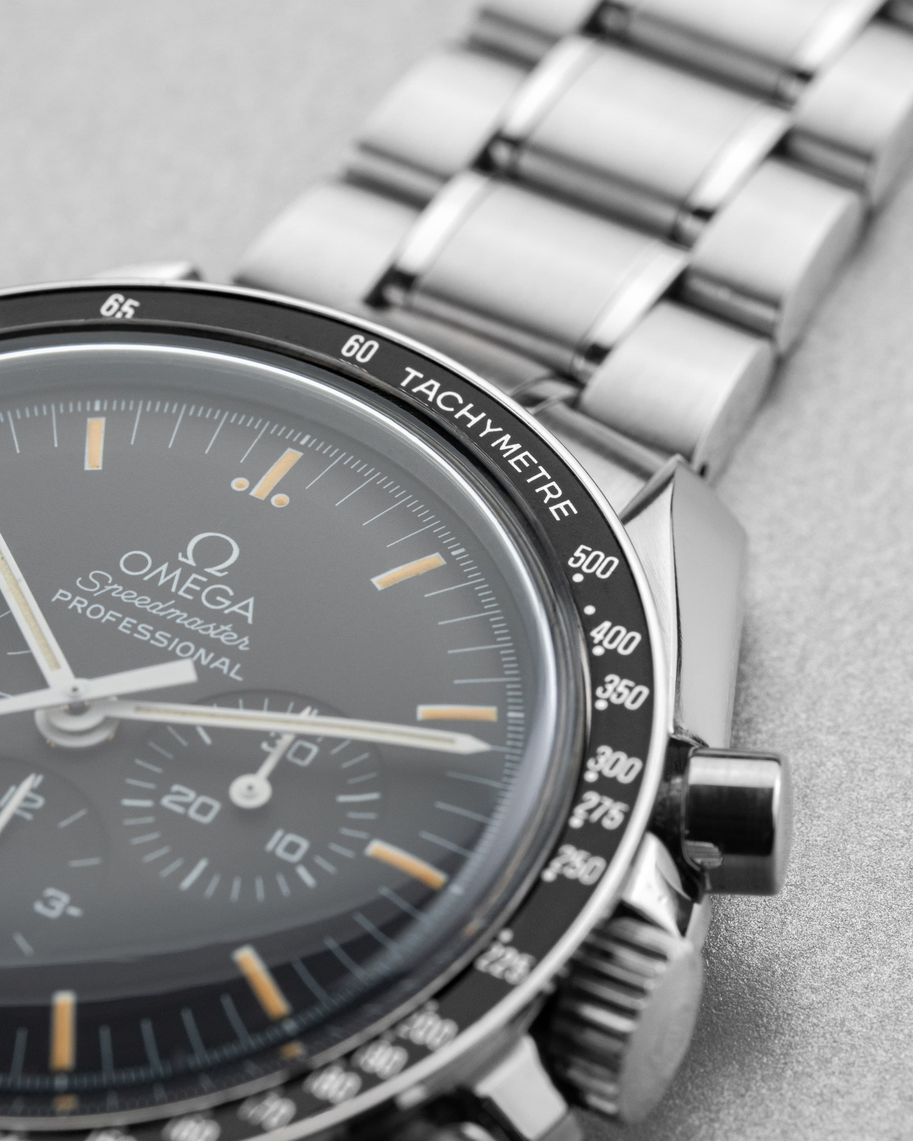 RYQM Omega Speedmaster Moonwatch ref. 3592.50/3572.50 circa 1997 – Fondello trasparente + Tritium patinato - Dettaglio
