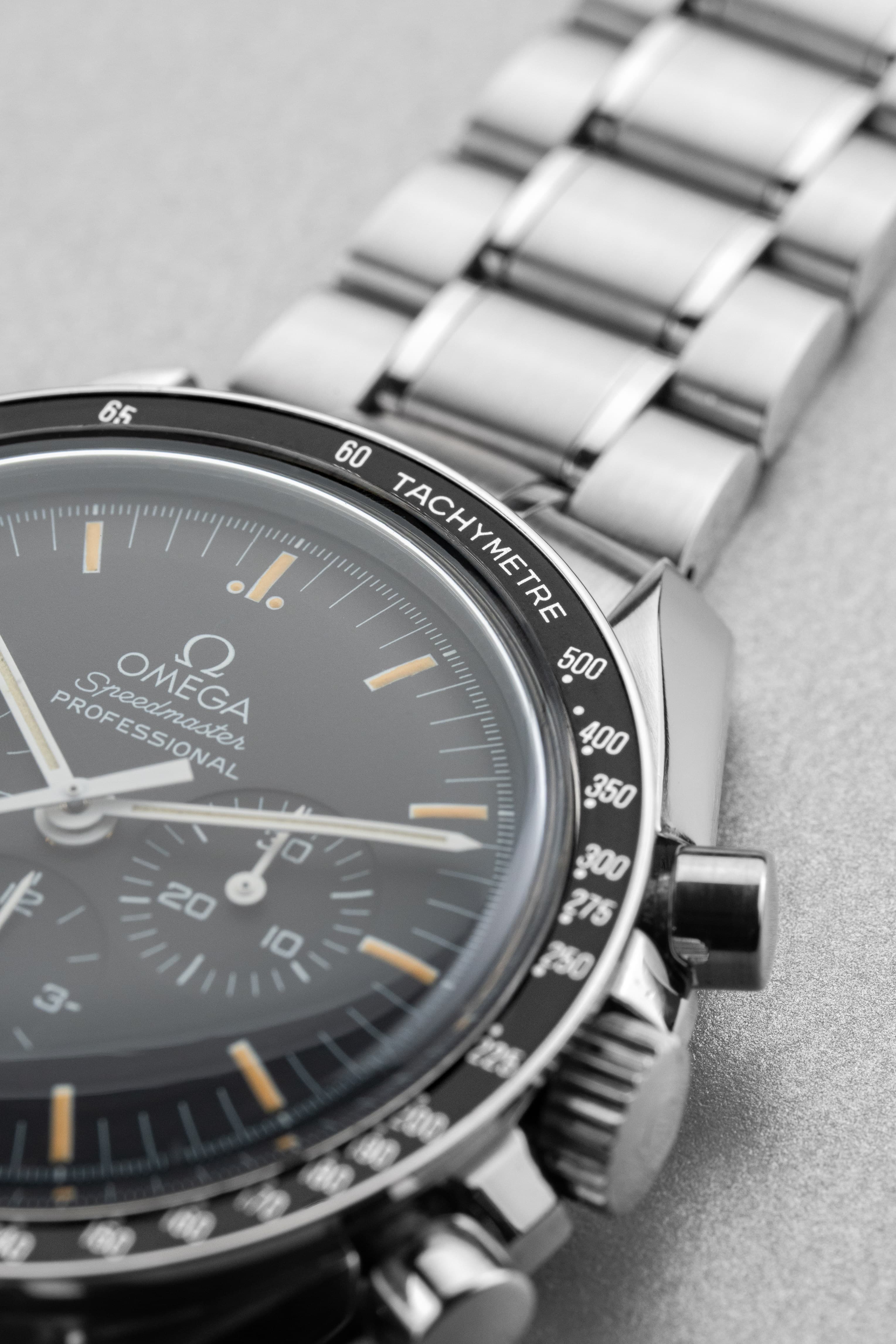 RYQM Omega Speedmaster Moonwatch ref. 3592.50/3572.50 circa 1997 – サファイアバック + パティーヌのかかった Tritium - ディテール